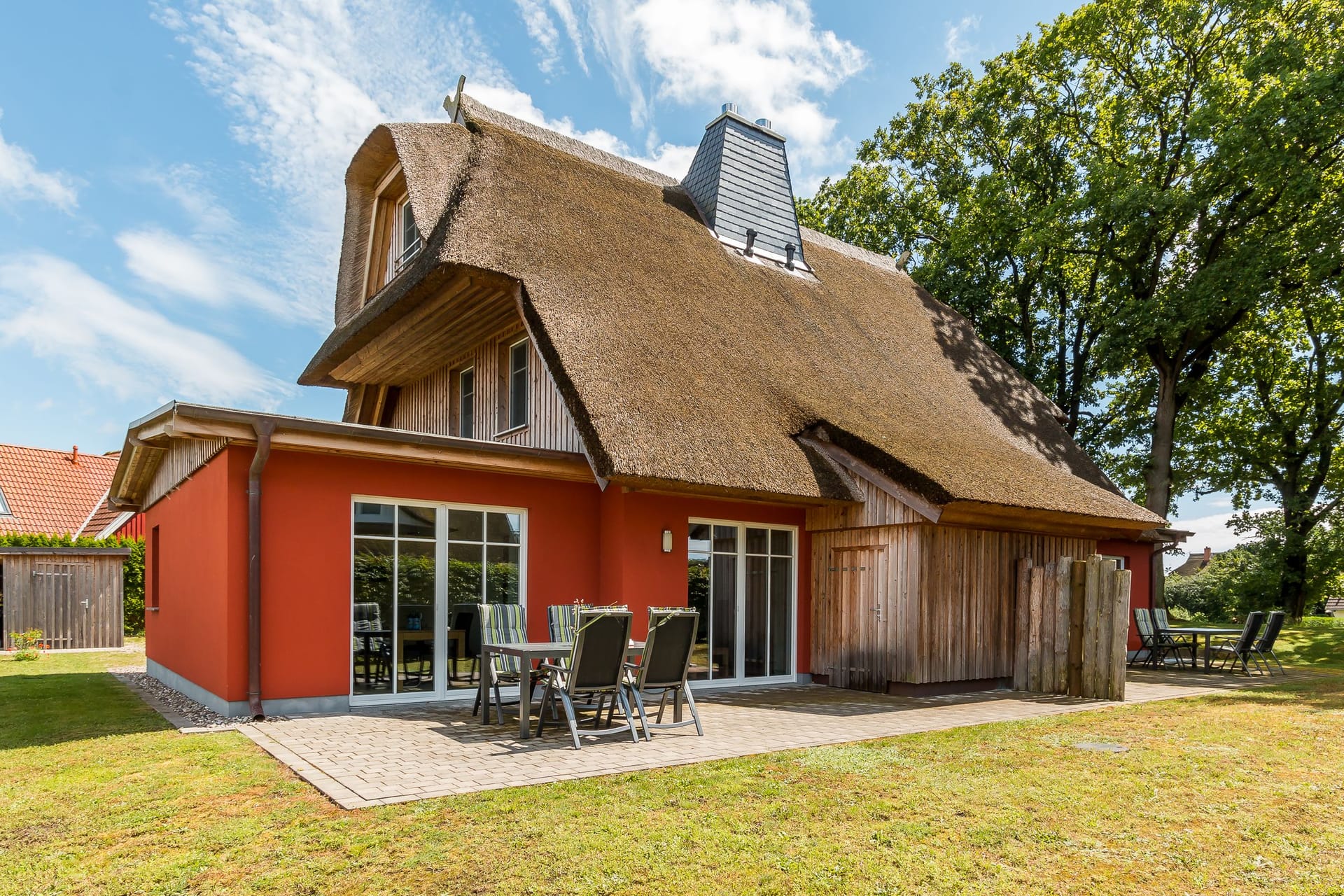 Außenansicht eines Reetdachhauses