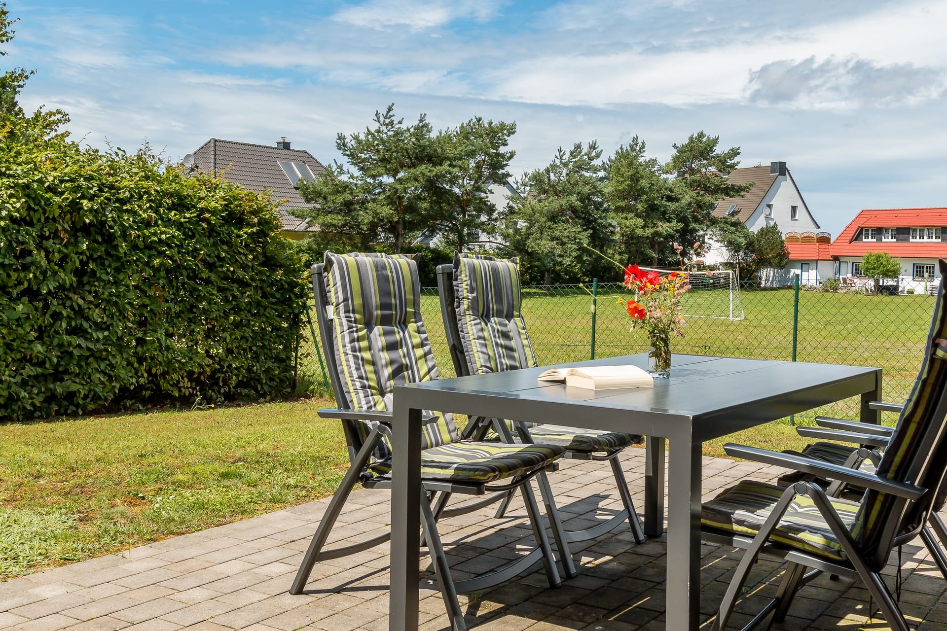 Terrasse mit Tisch und Stühlen