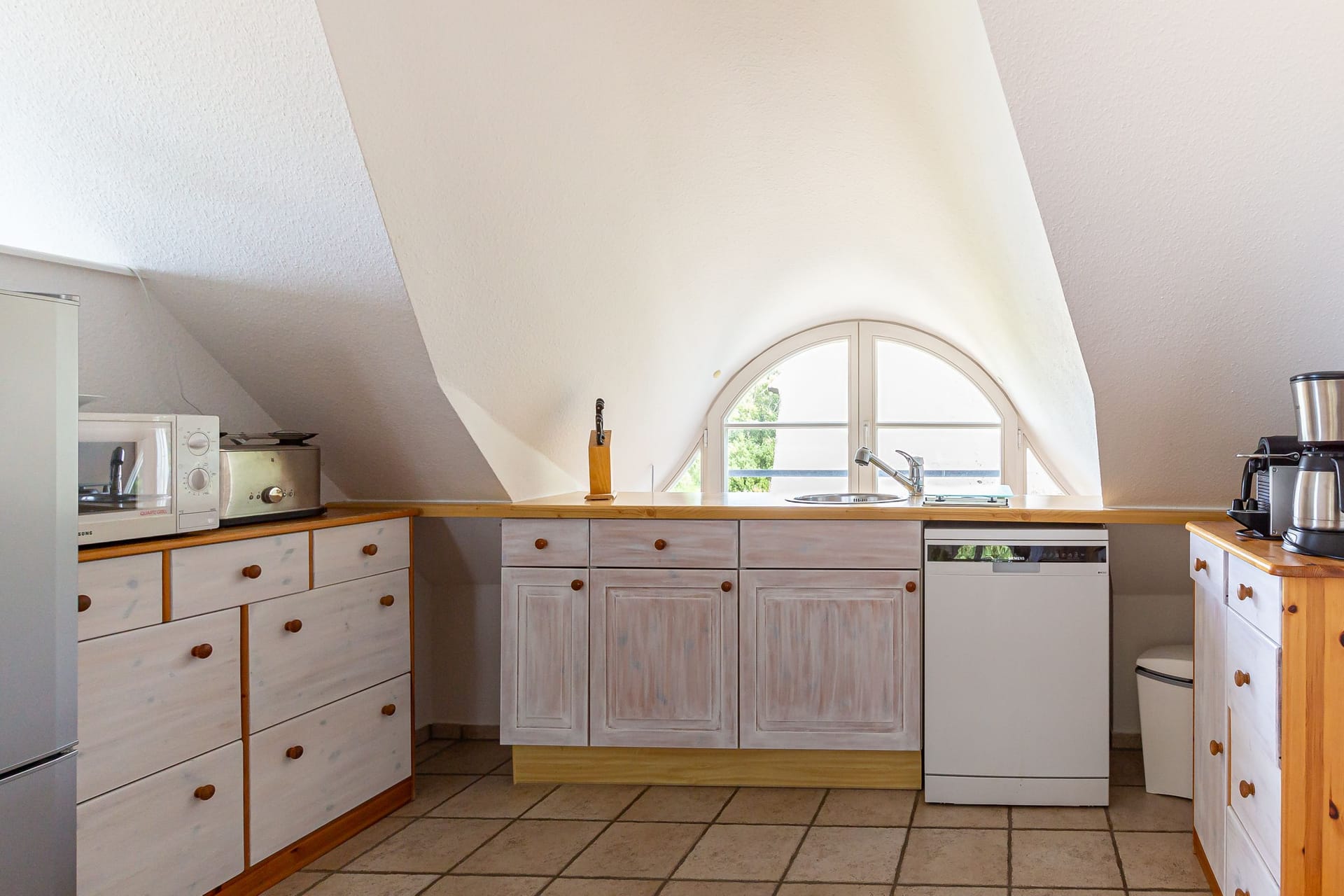 Moderne Küche mit Spüle und viel Stauraum