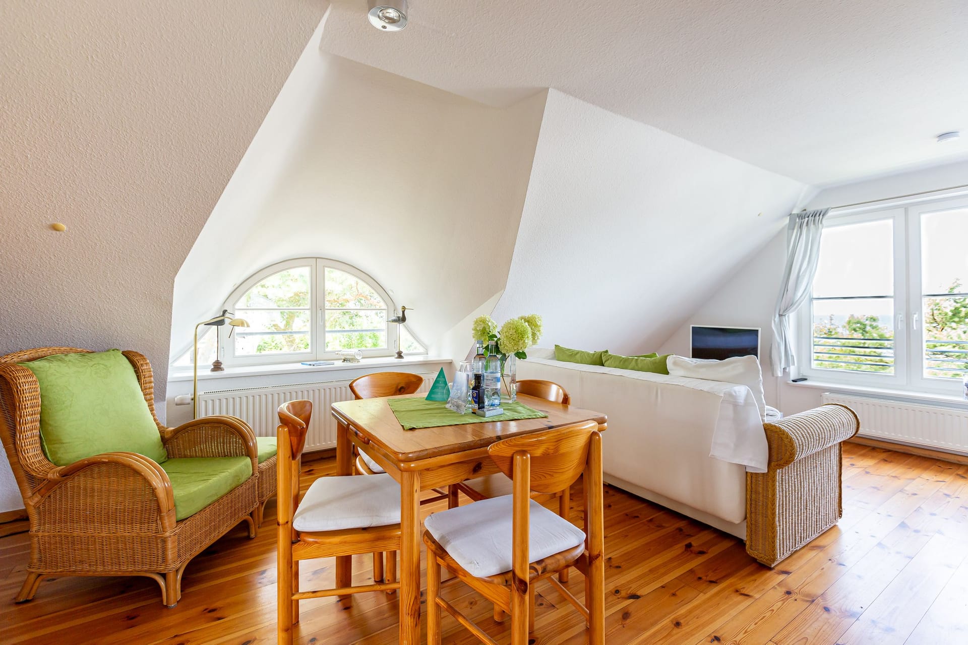 Gemütlicher Wohnraum mit Tisch und Sesseln