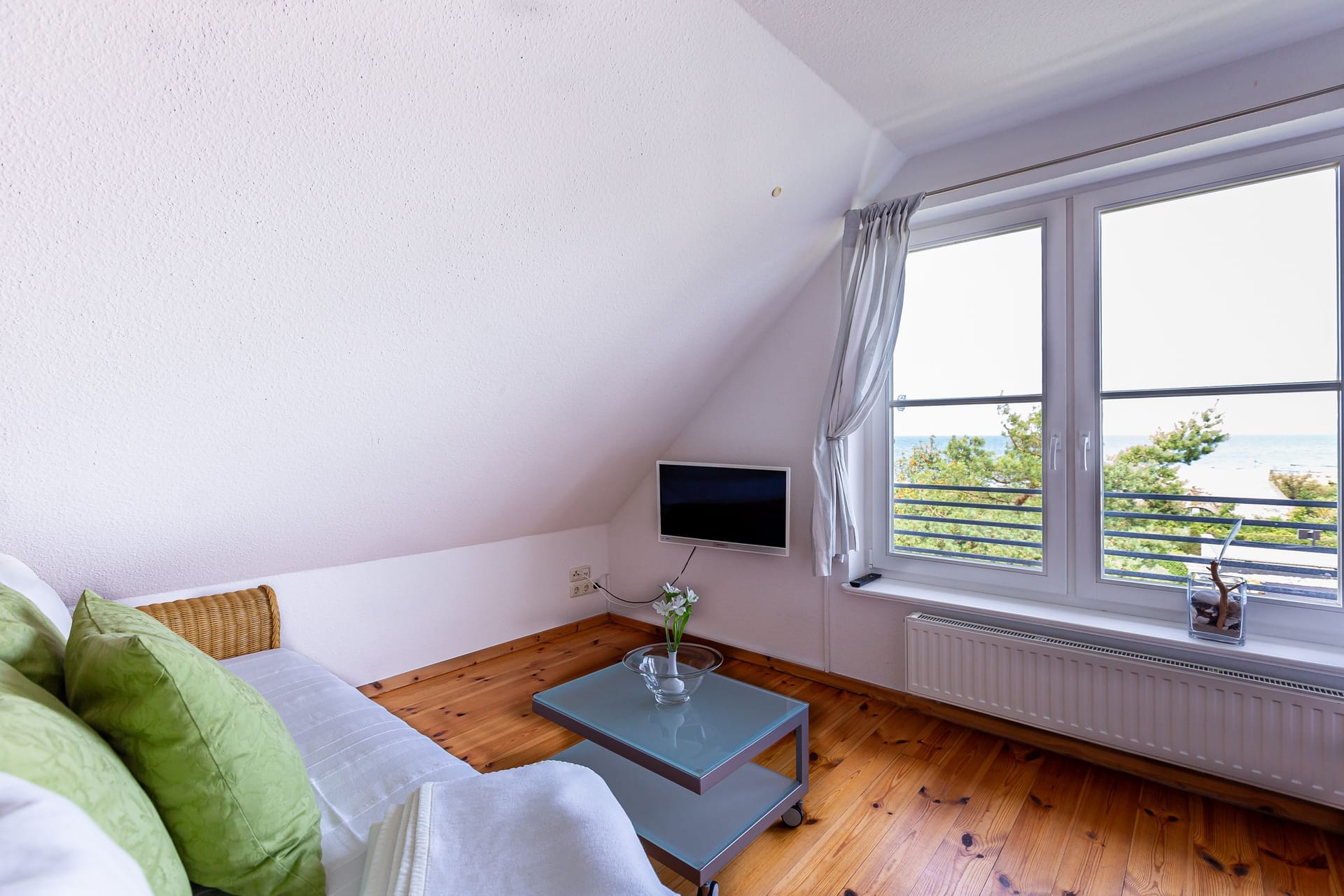 Helles Wohnzimmer mit Fensterblick