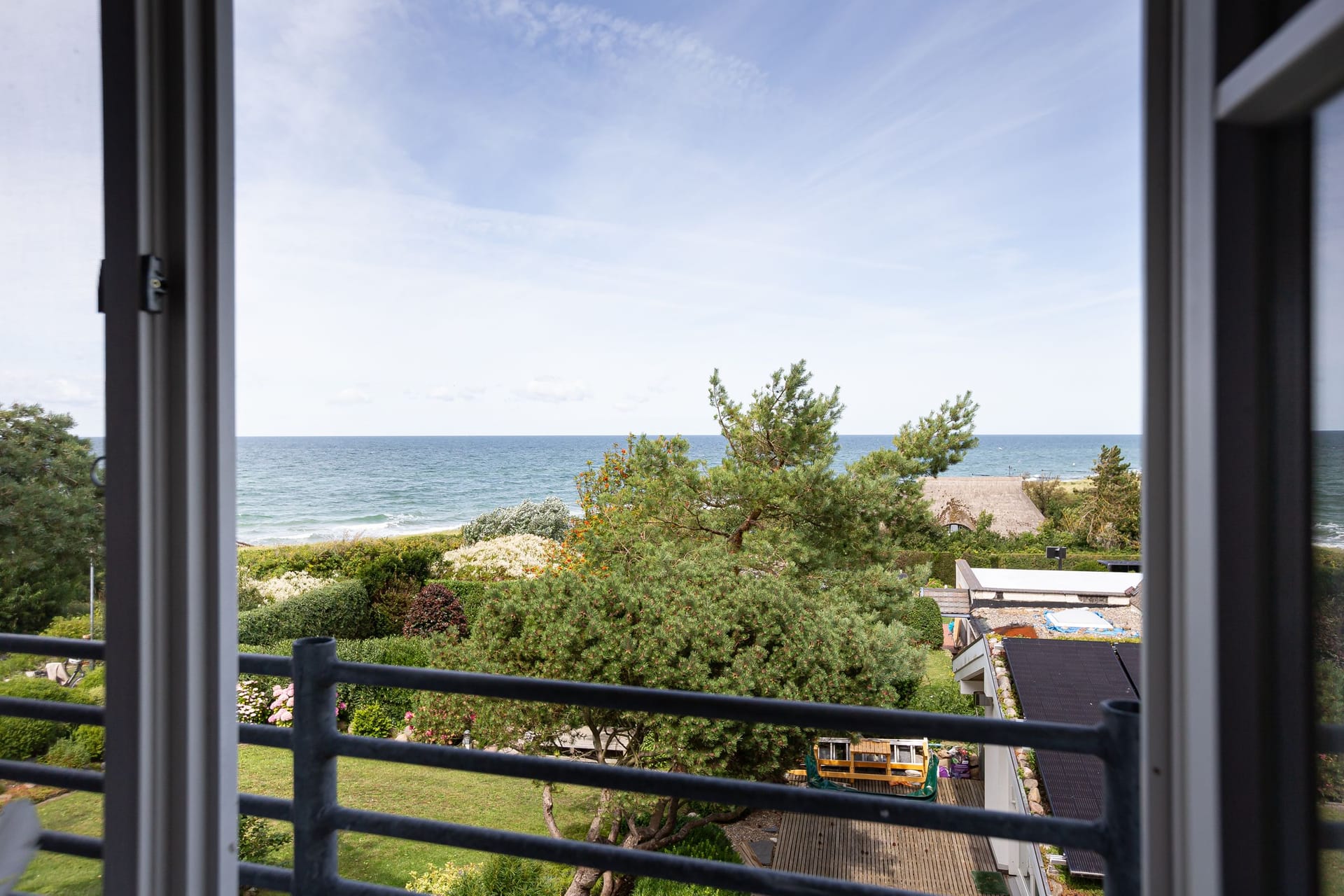 Balkon mit Meerblick und Umgebungslandschaft