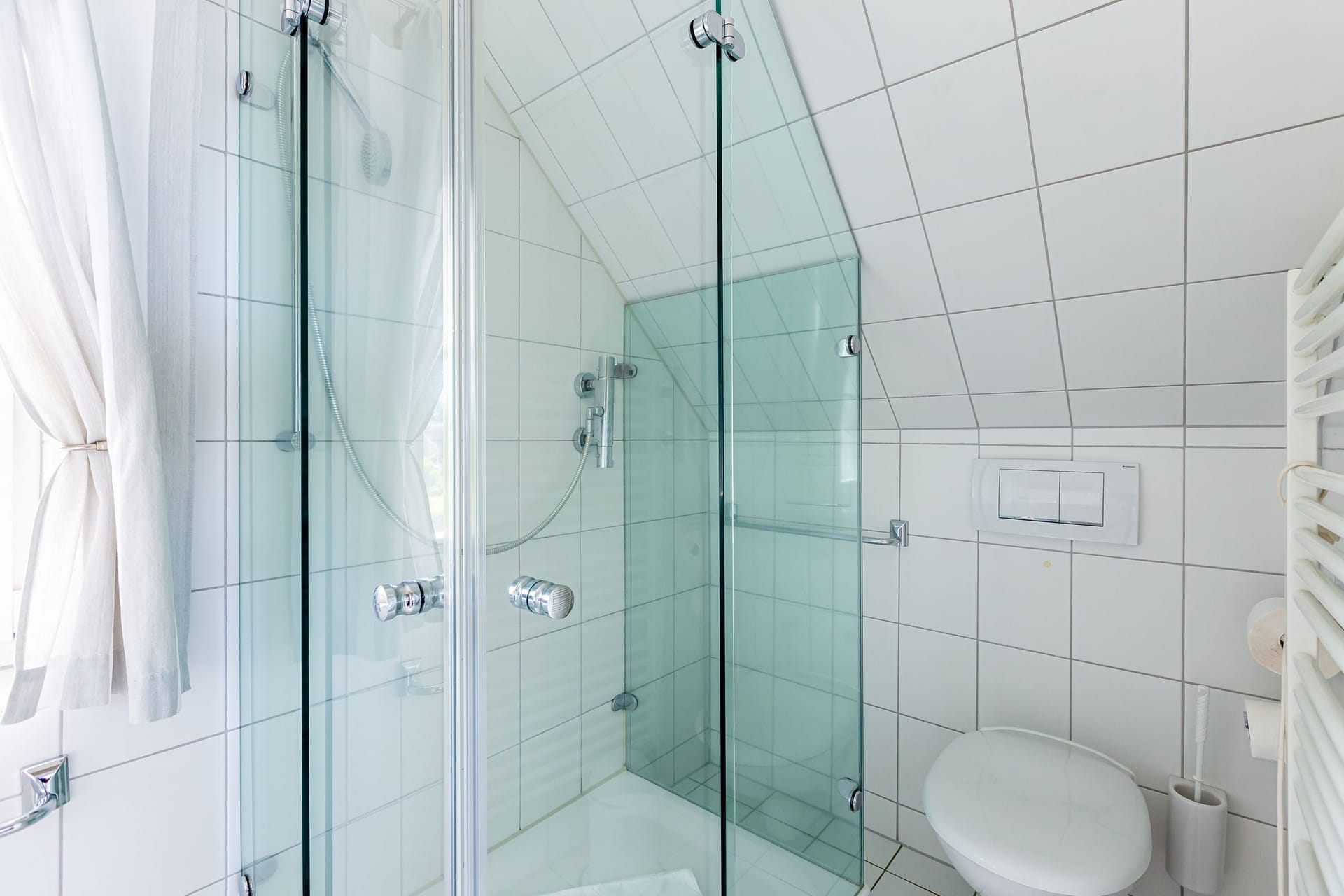 Modernes Badezimmer mit Glasdusche