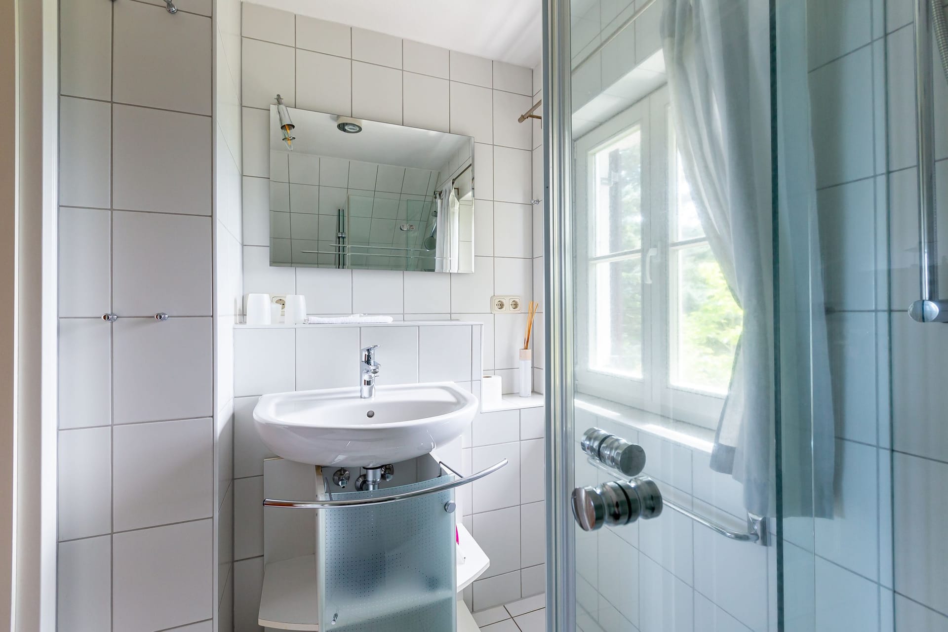 Helles Badezimmer mit Waschbecken und Dusche