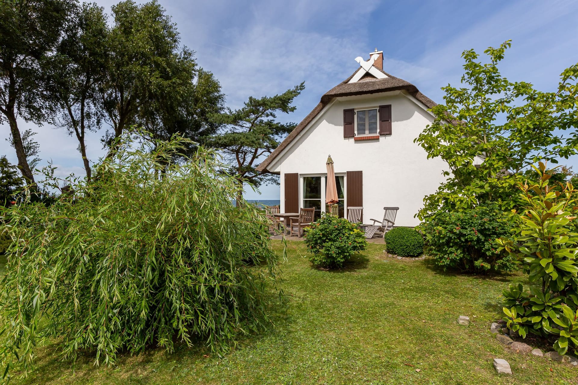 Ferienhaus mit Garten und Bäumen