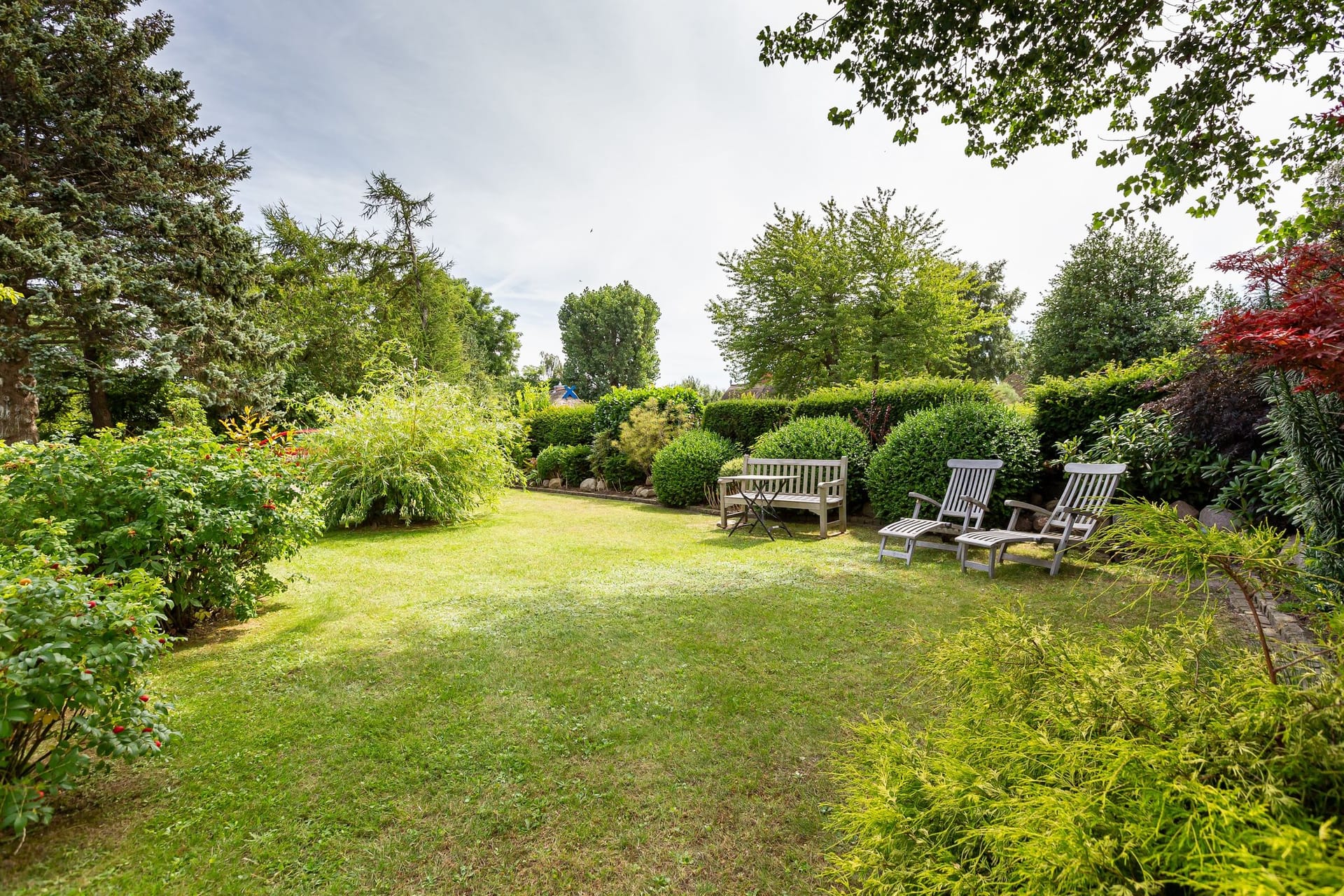 Gemütlicher Garten mit Sitzgelegenheiten