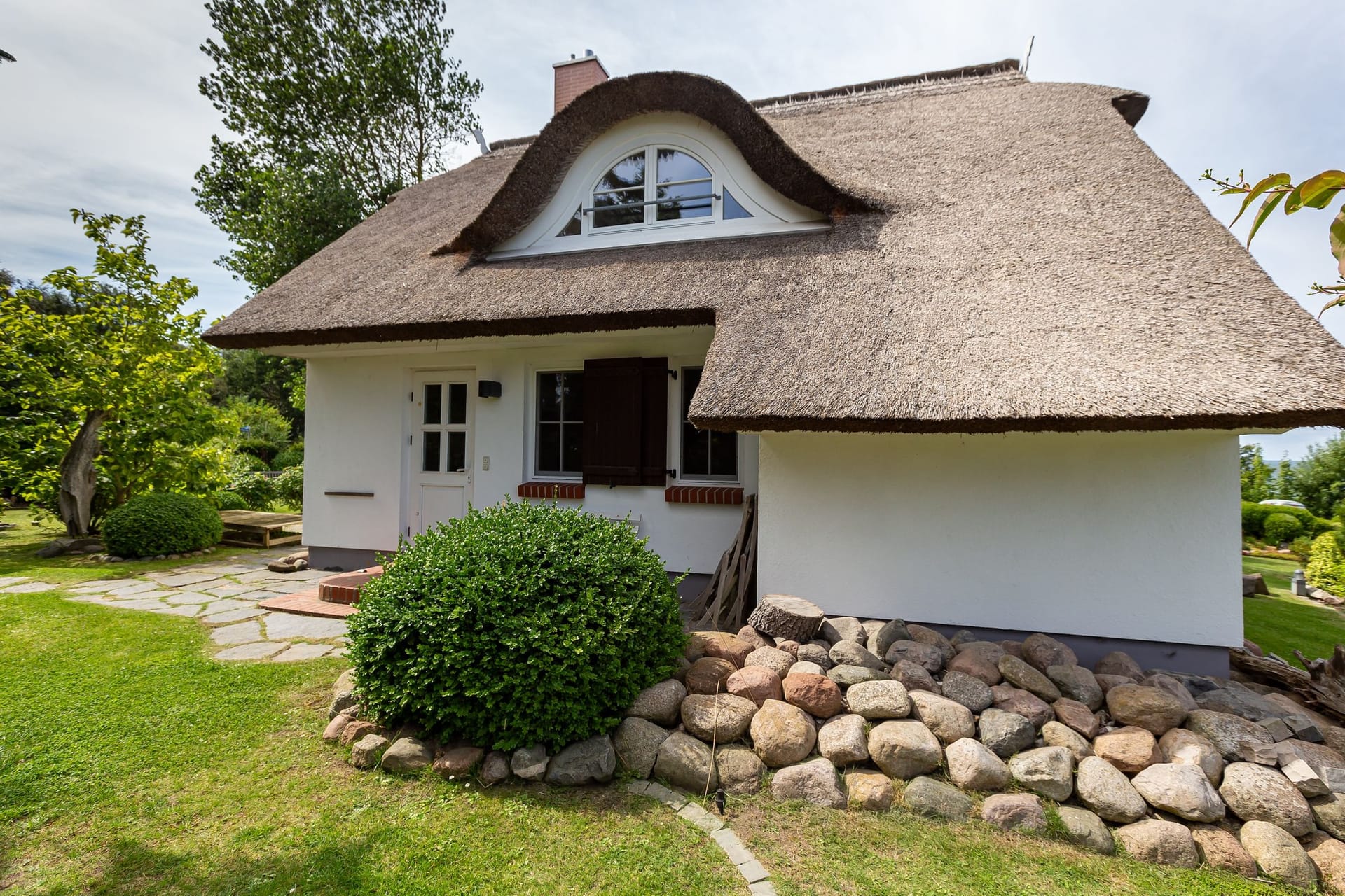 Außenansicht eines charmanten Hauses mit Rasen