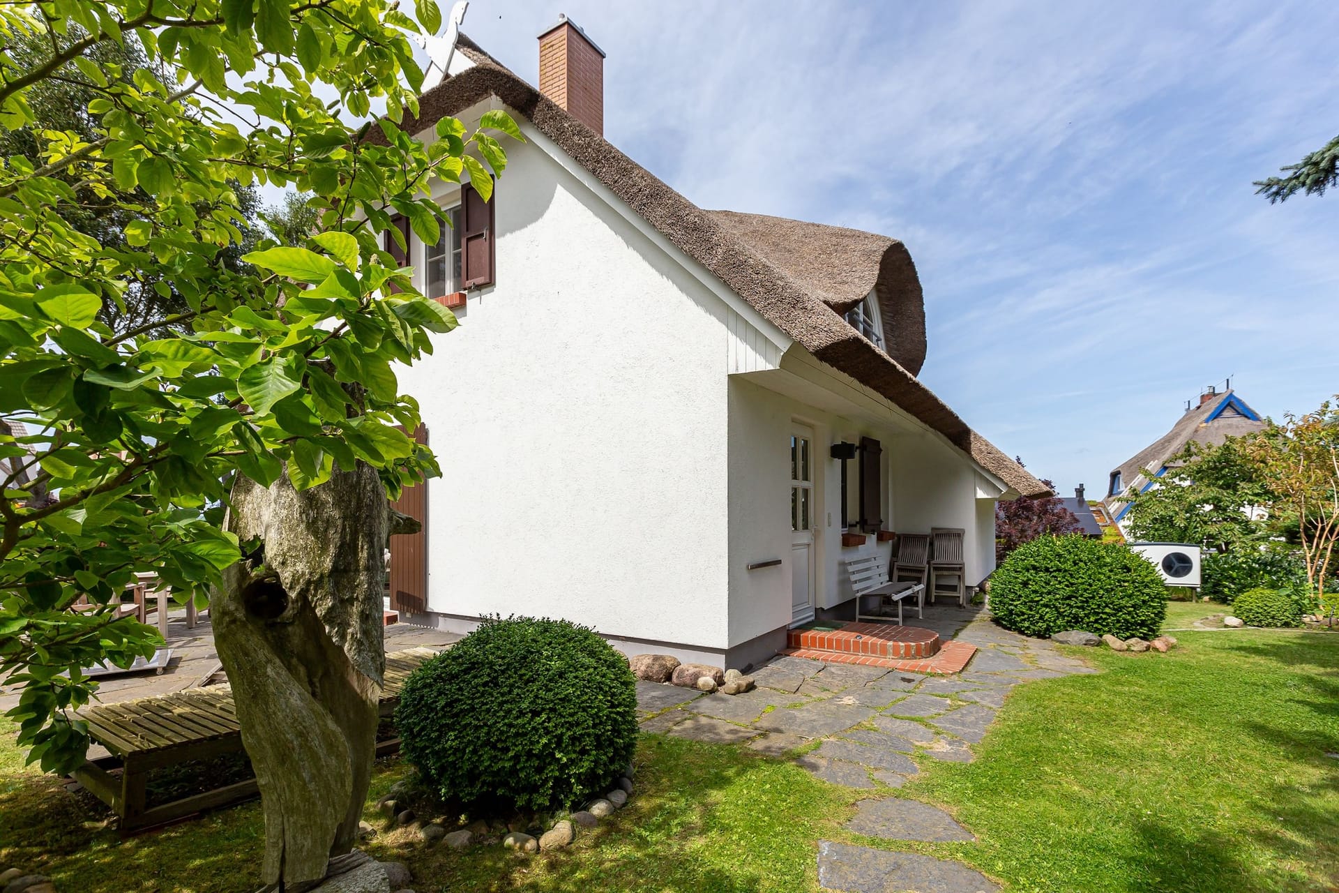 Außenansicht eines Hauses mit Garten und Terrasse