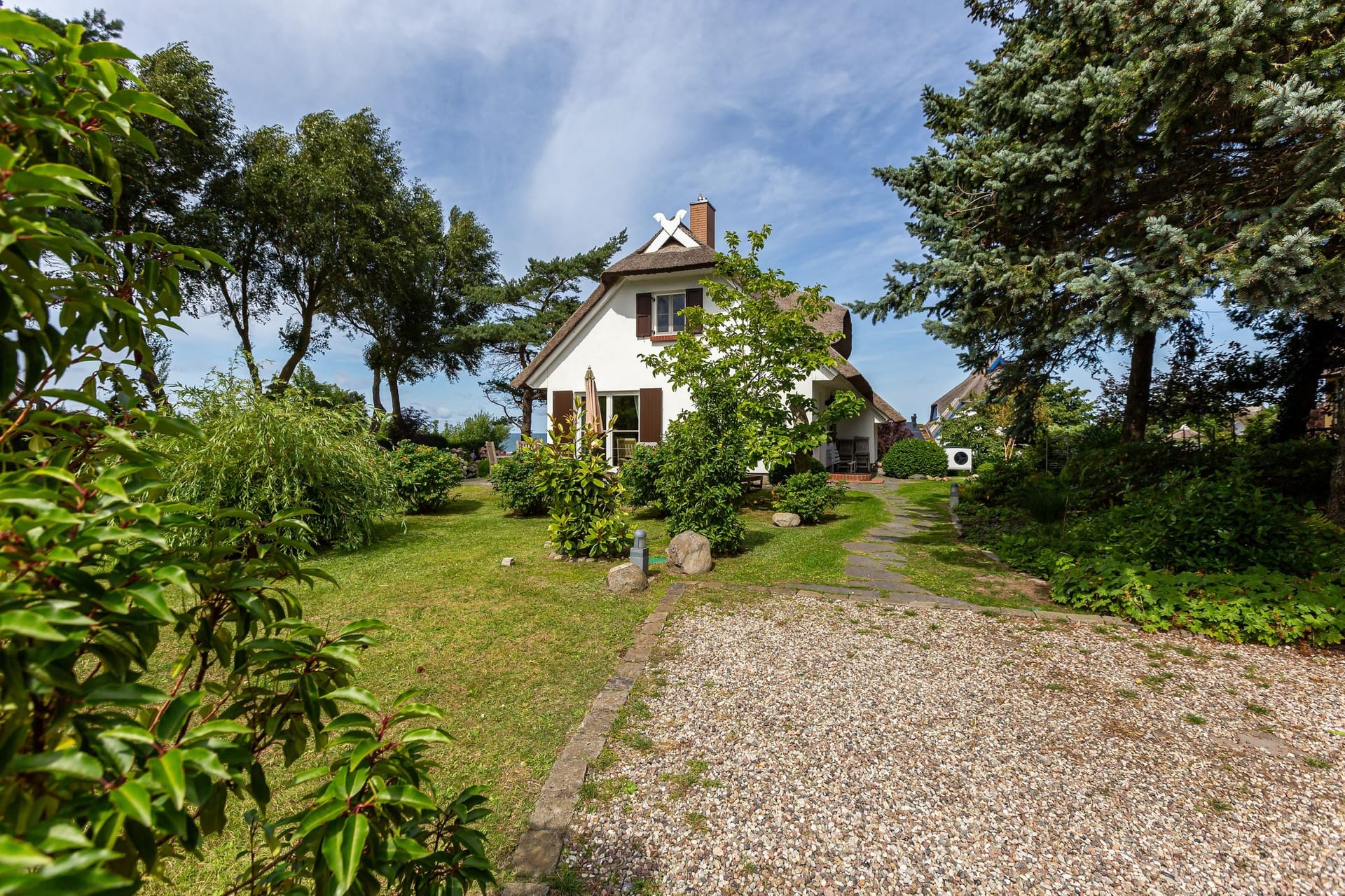 Außenansicht eines Ferienhauses mit Garten