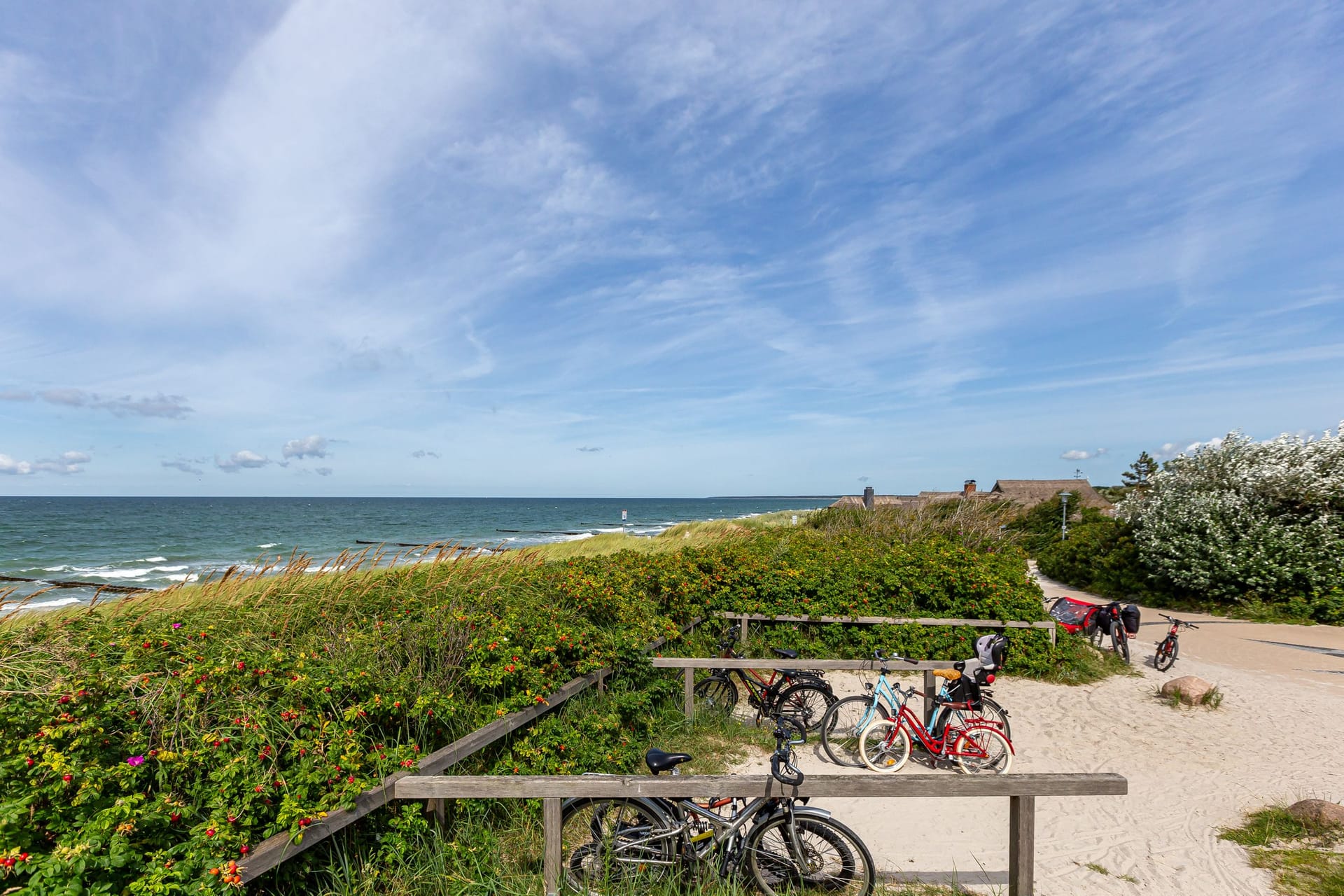 Blick auf den Strand mit Fahrrädern im Vordergrund.
