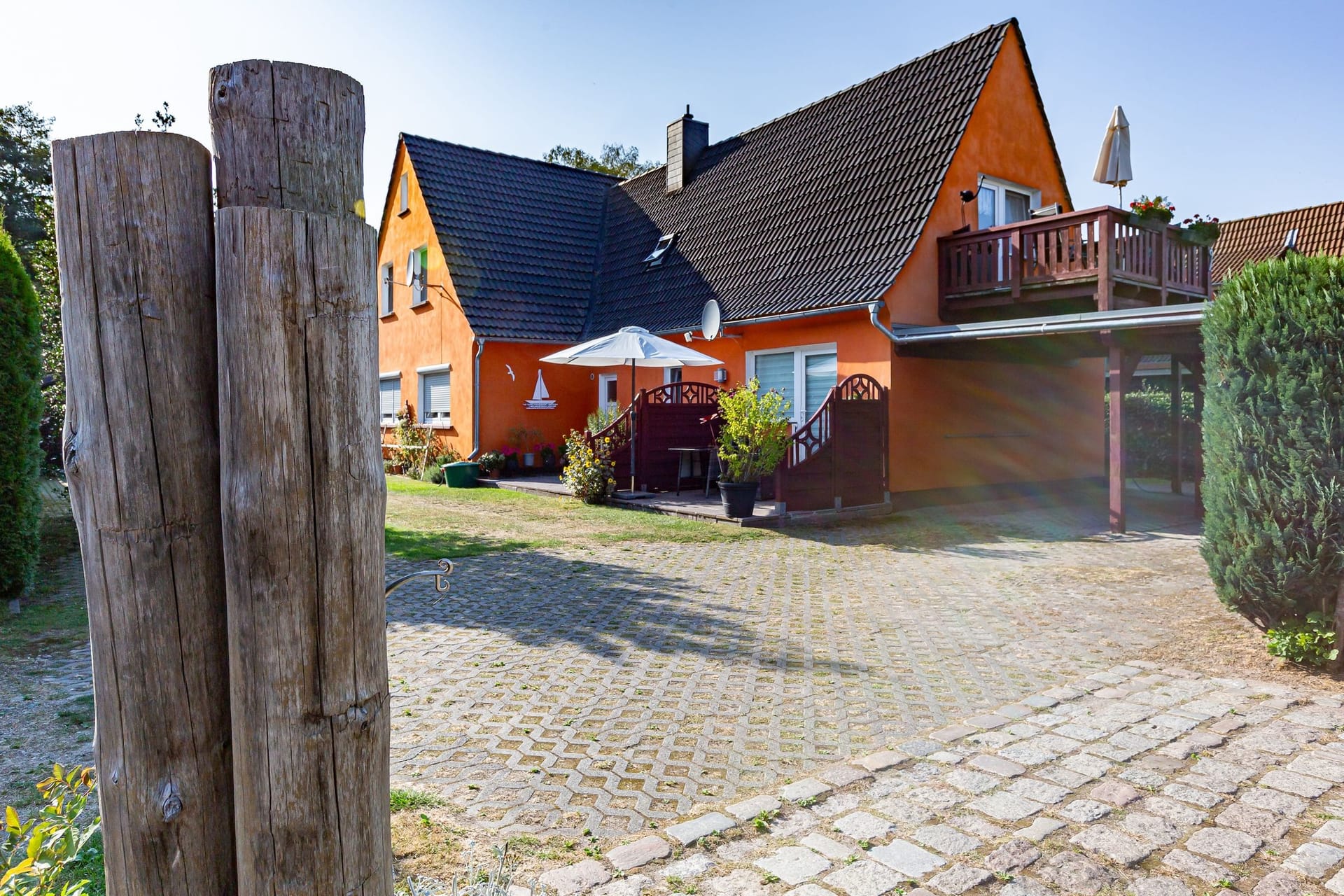 Außenansicht eines Hauses mit Balkon und Parkplatz