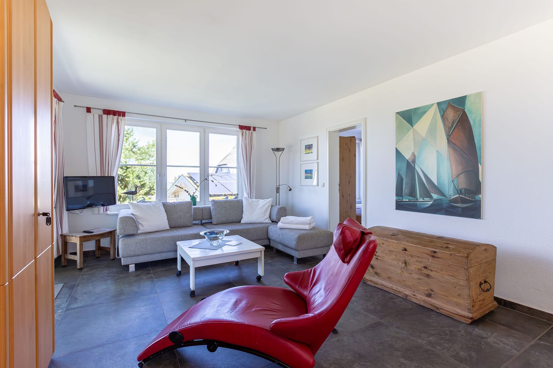 Heller Wohnraum mit Sofa und Fernseher