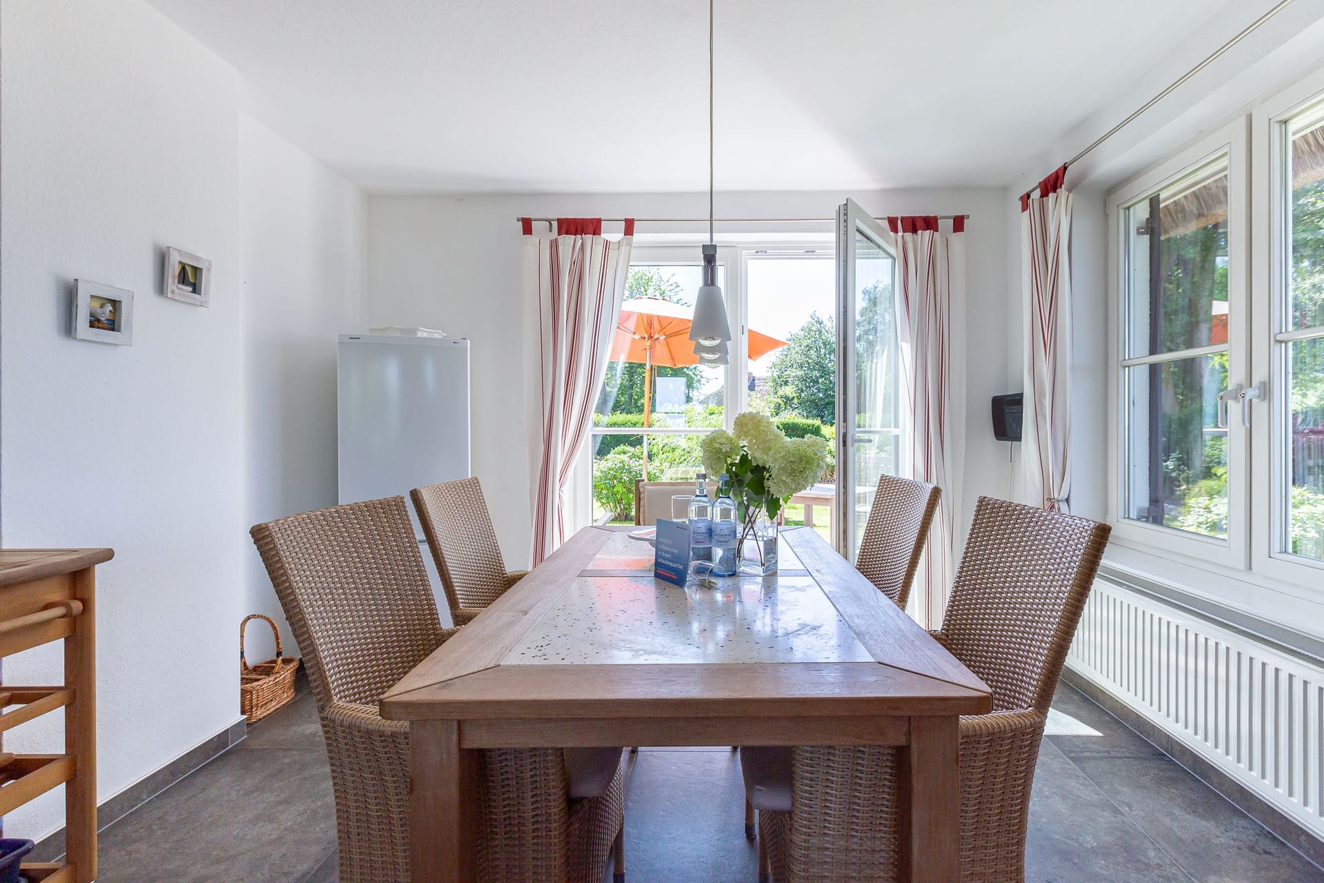 Moderne Küche mit Essbereich und Gartenblick