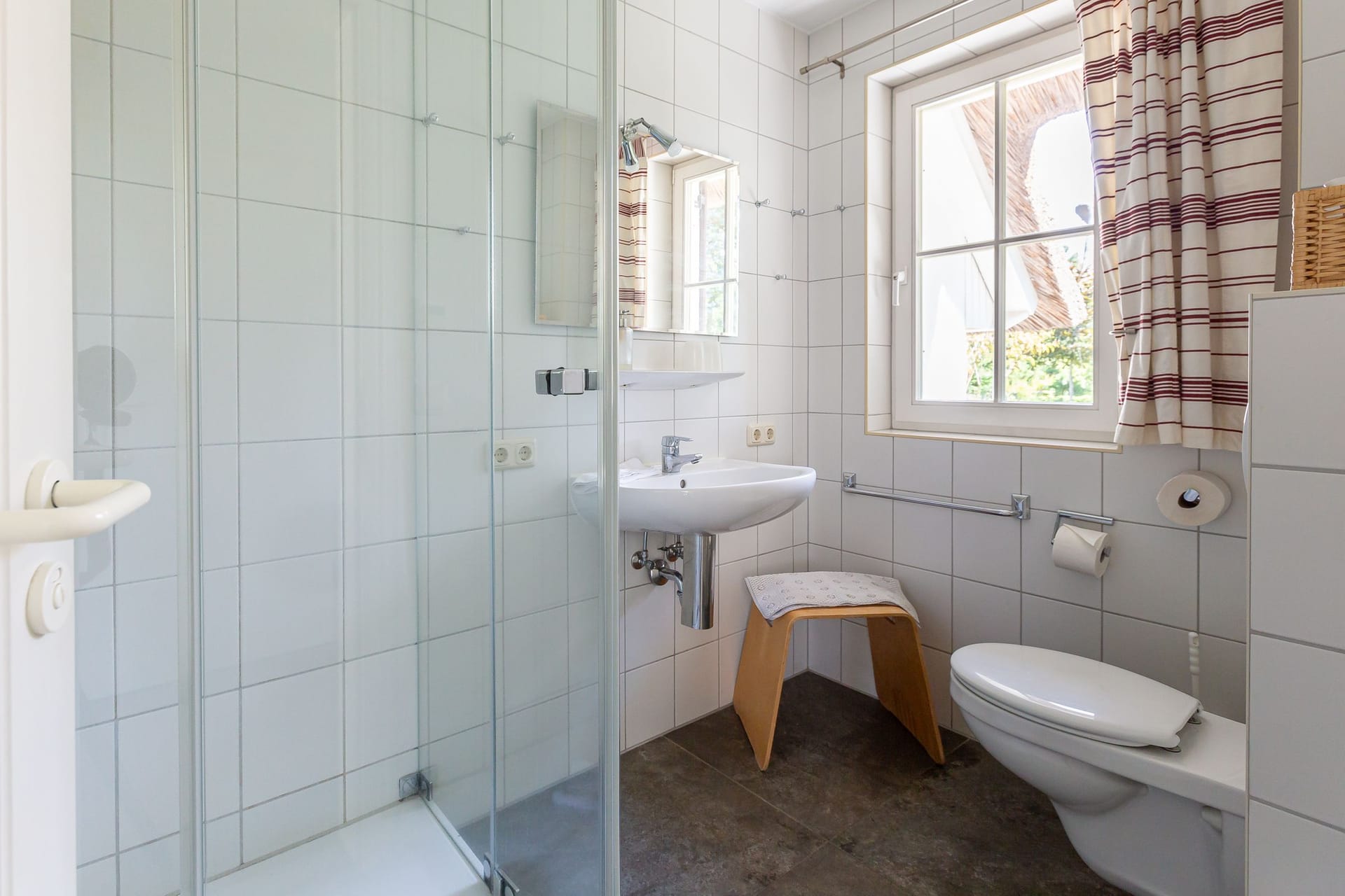 Helles modernes Badezimmer mit Dusche
