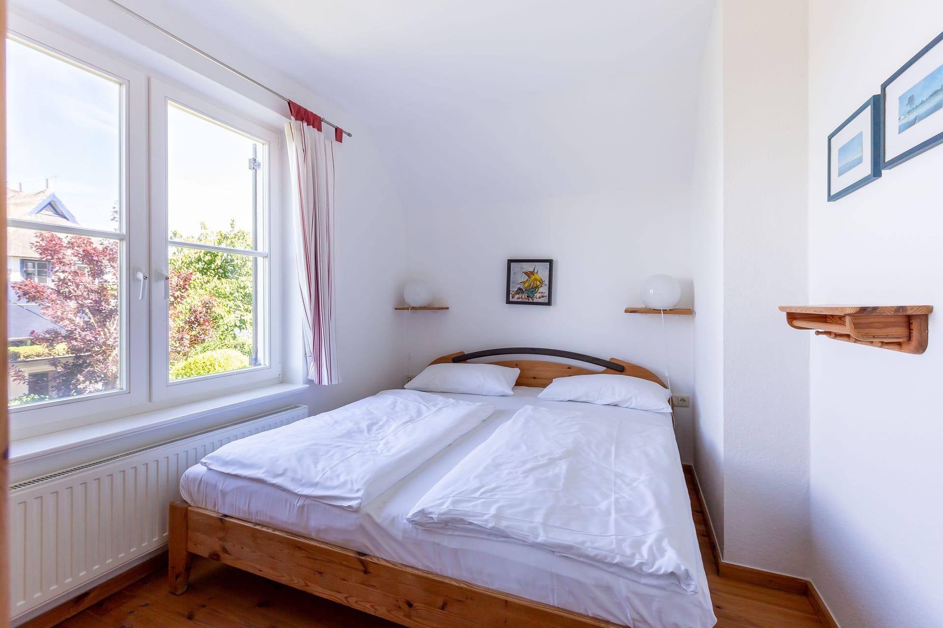 Helles Schlafzimmer mit zwei Einzelbetten