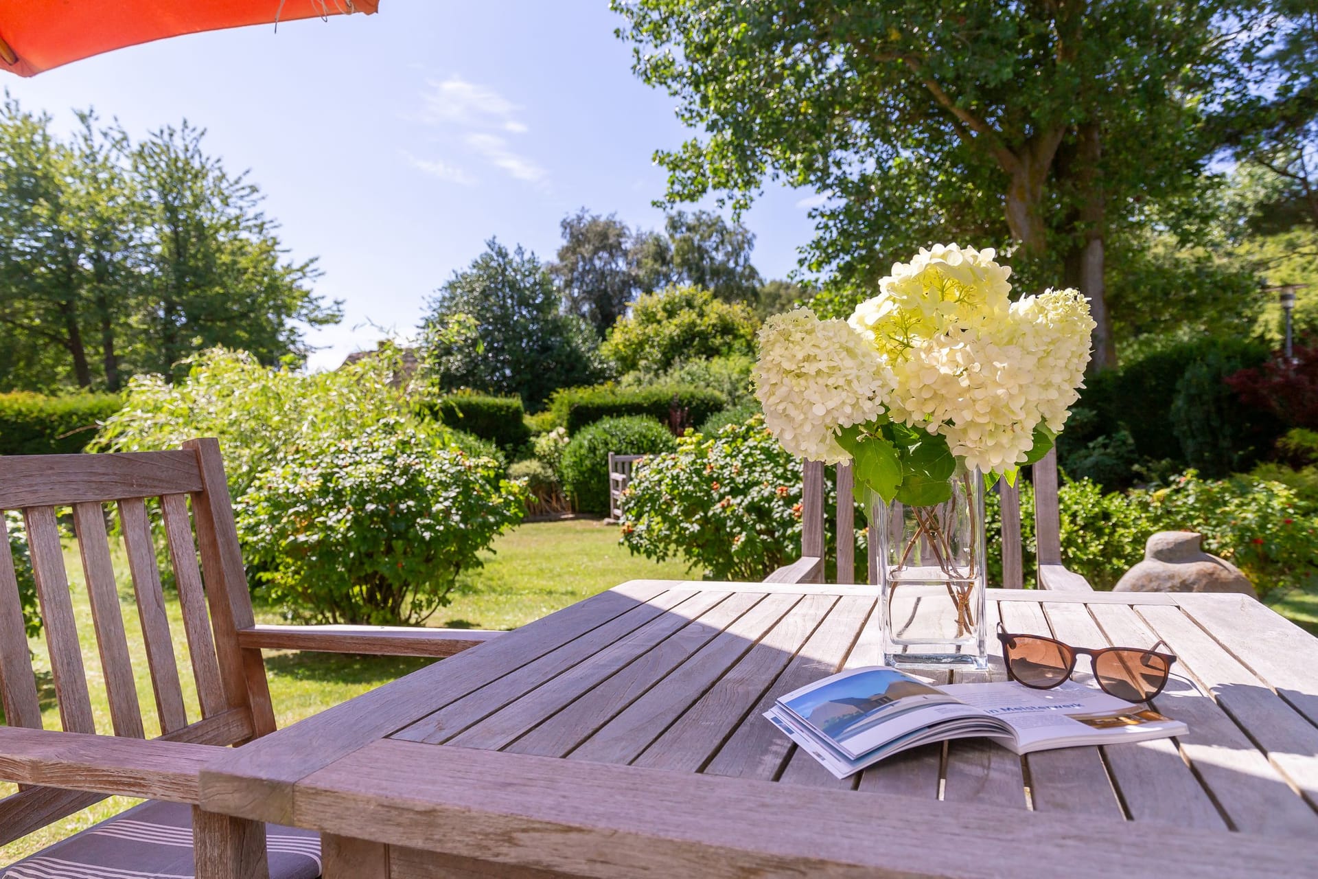 Terrasse mit Tisch und Blumen