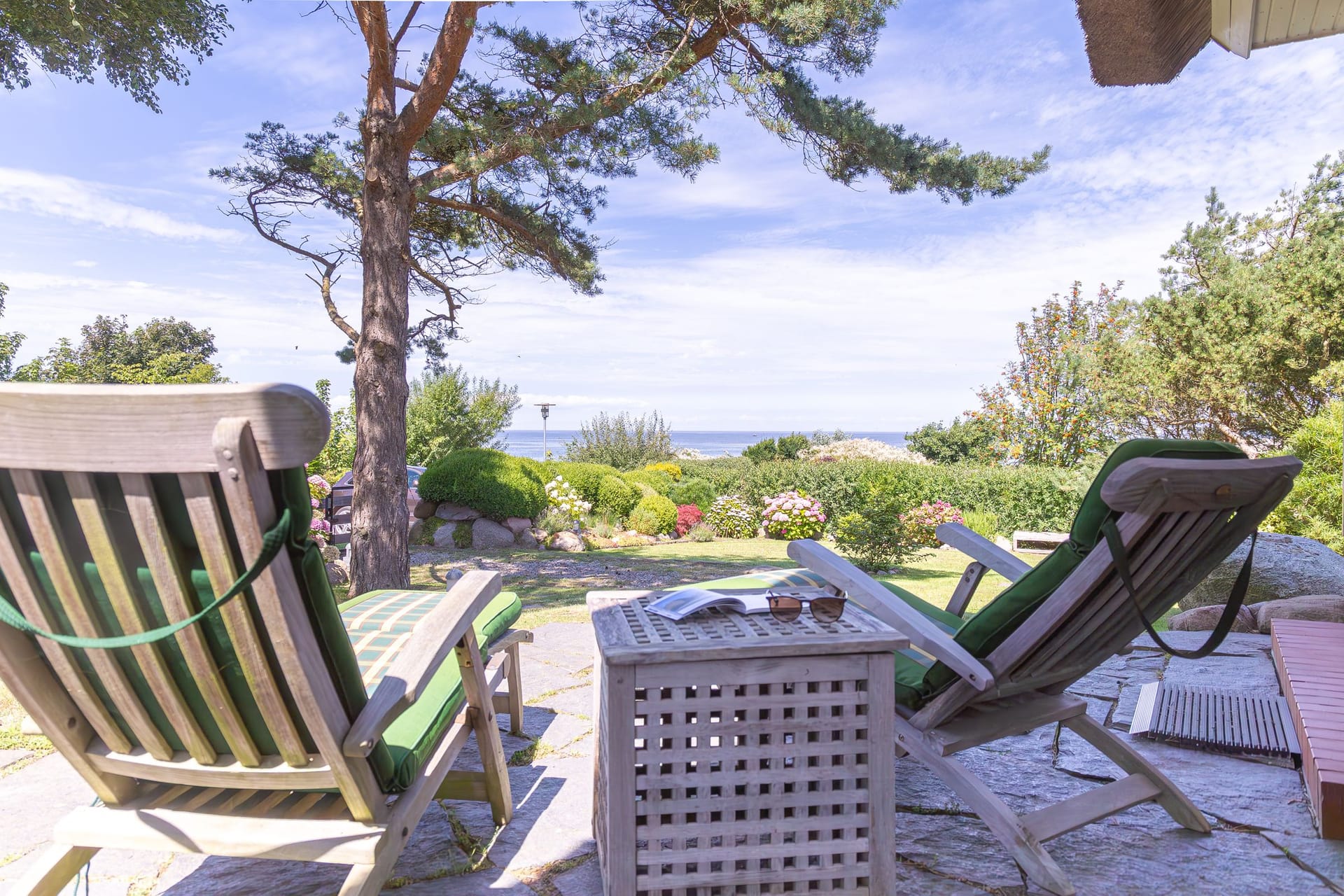 Terrasse mit Liegestühlen und Meerblick