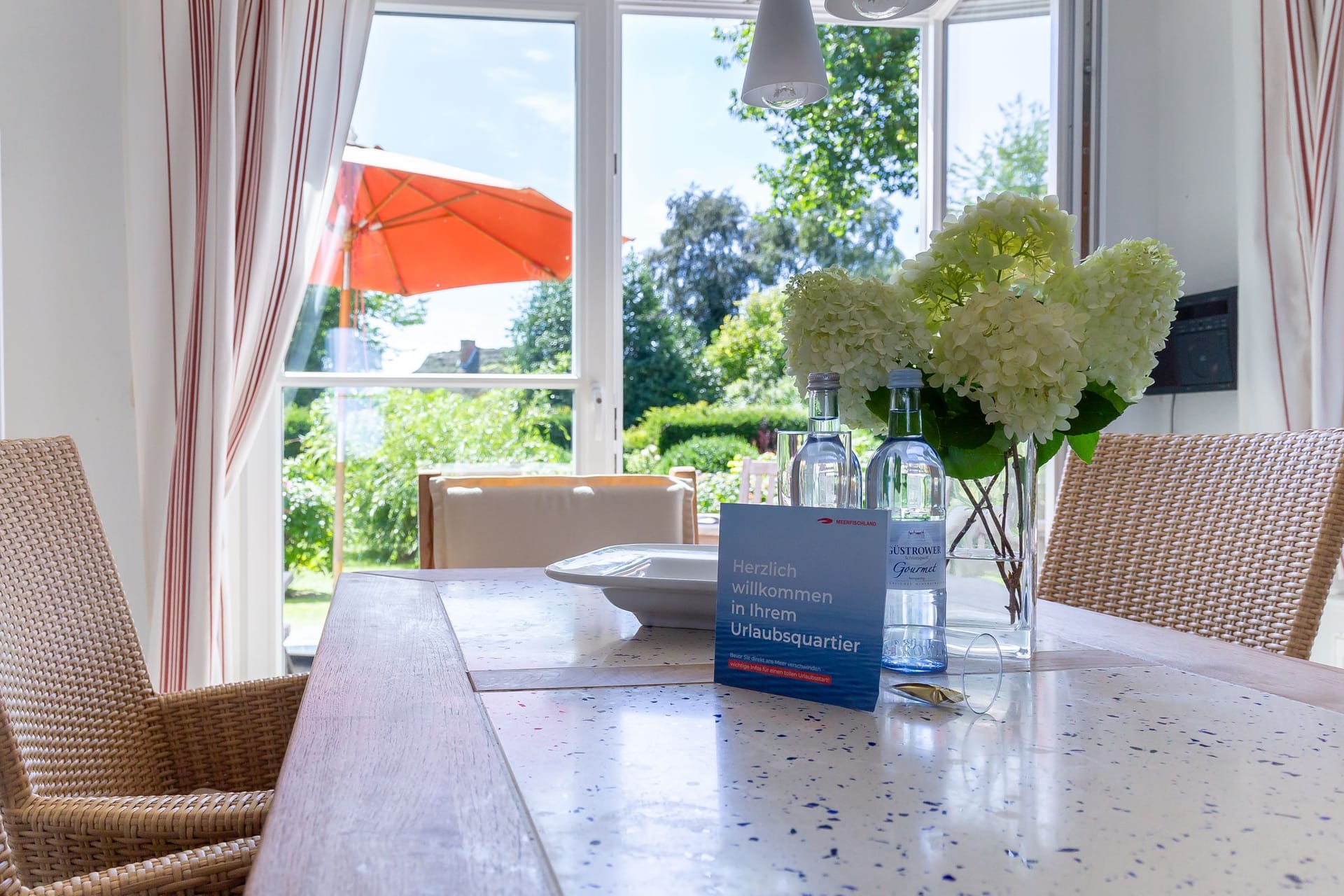 Küche mit großem Tisch und Blick in den Garten