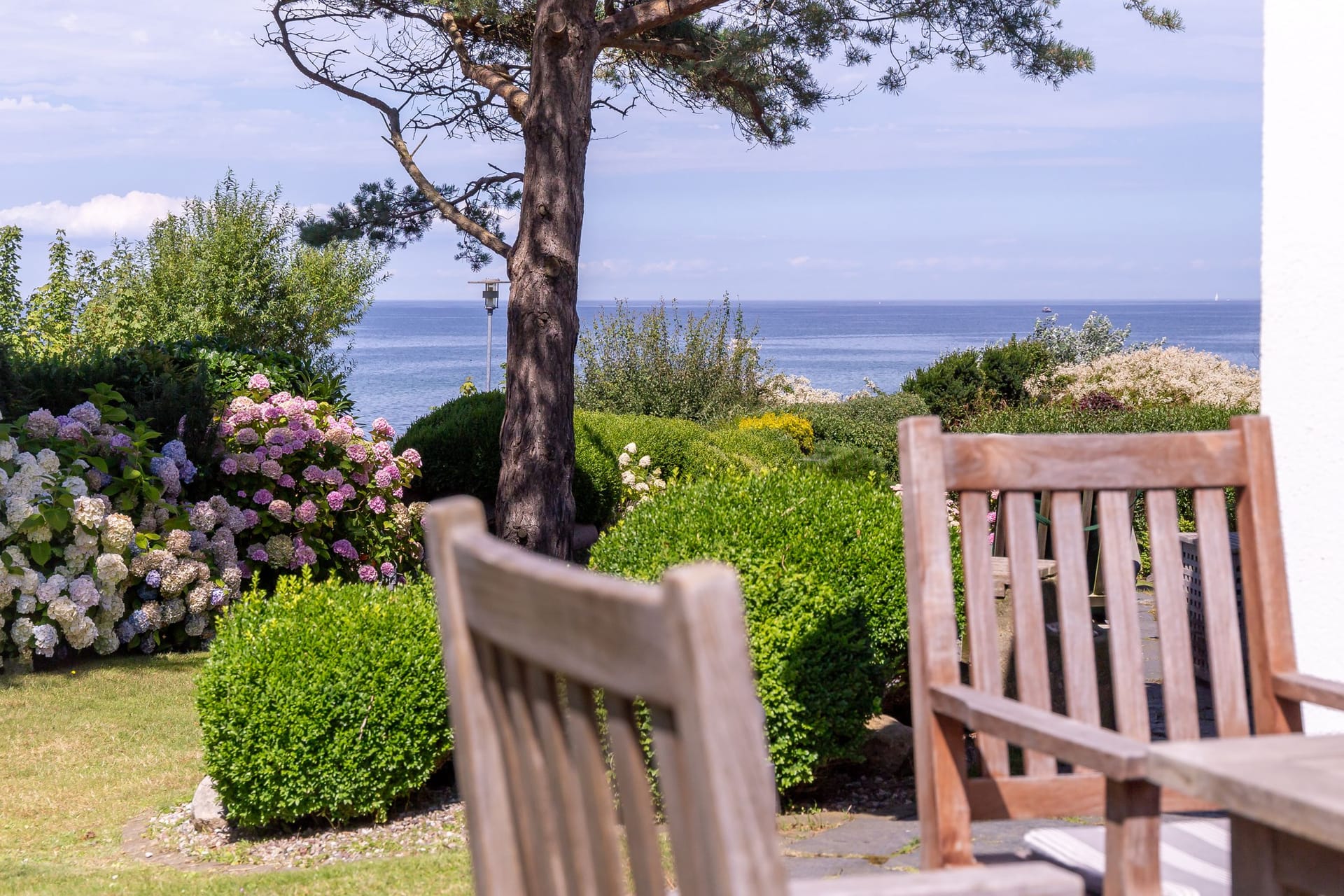 Terrasse mit Meerblick in einem schönen Garten