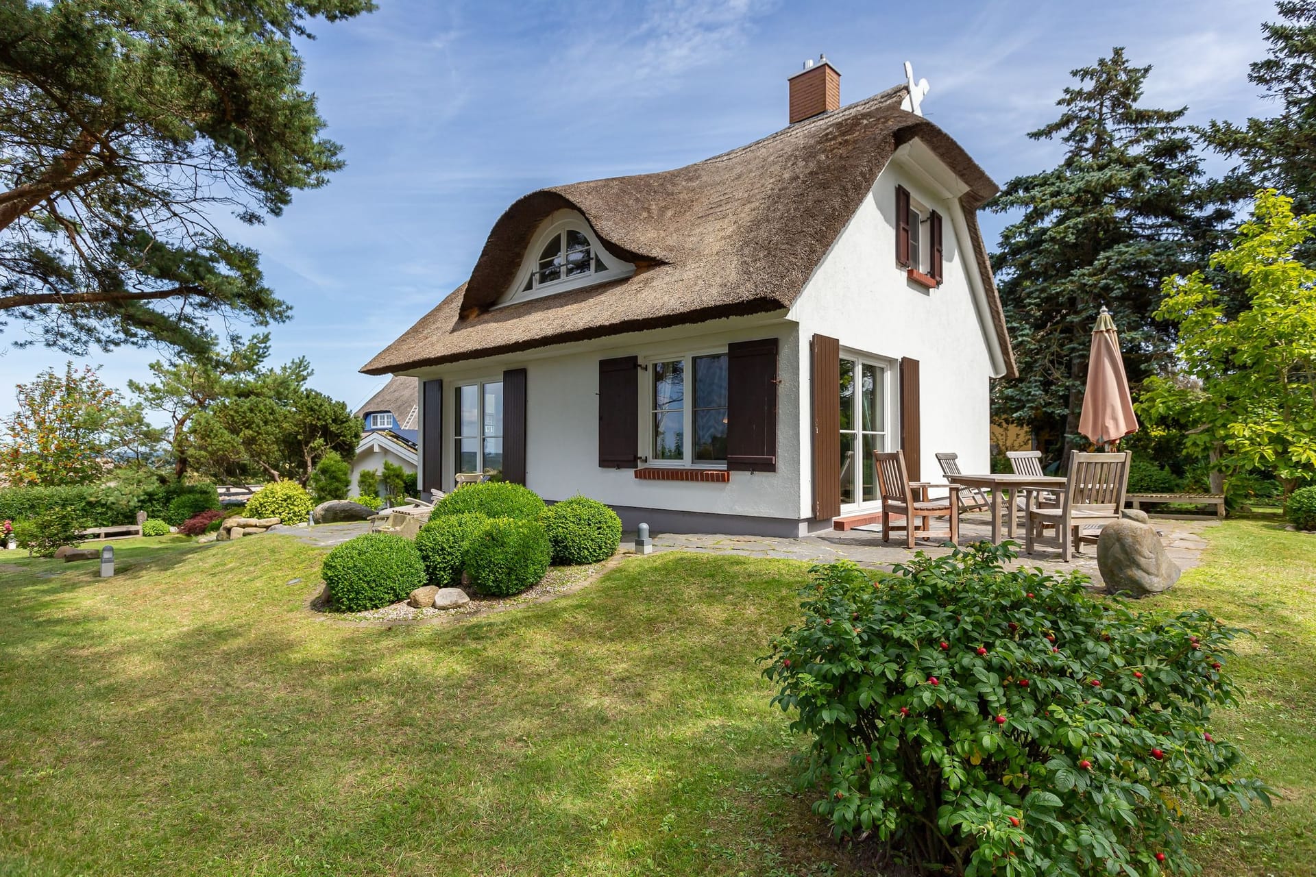 Außenansicht eines charmanten Hauses mit Terrasse