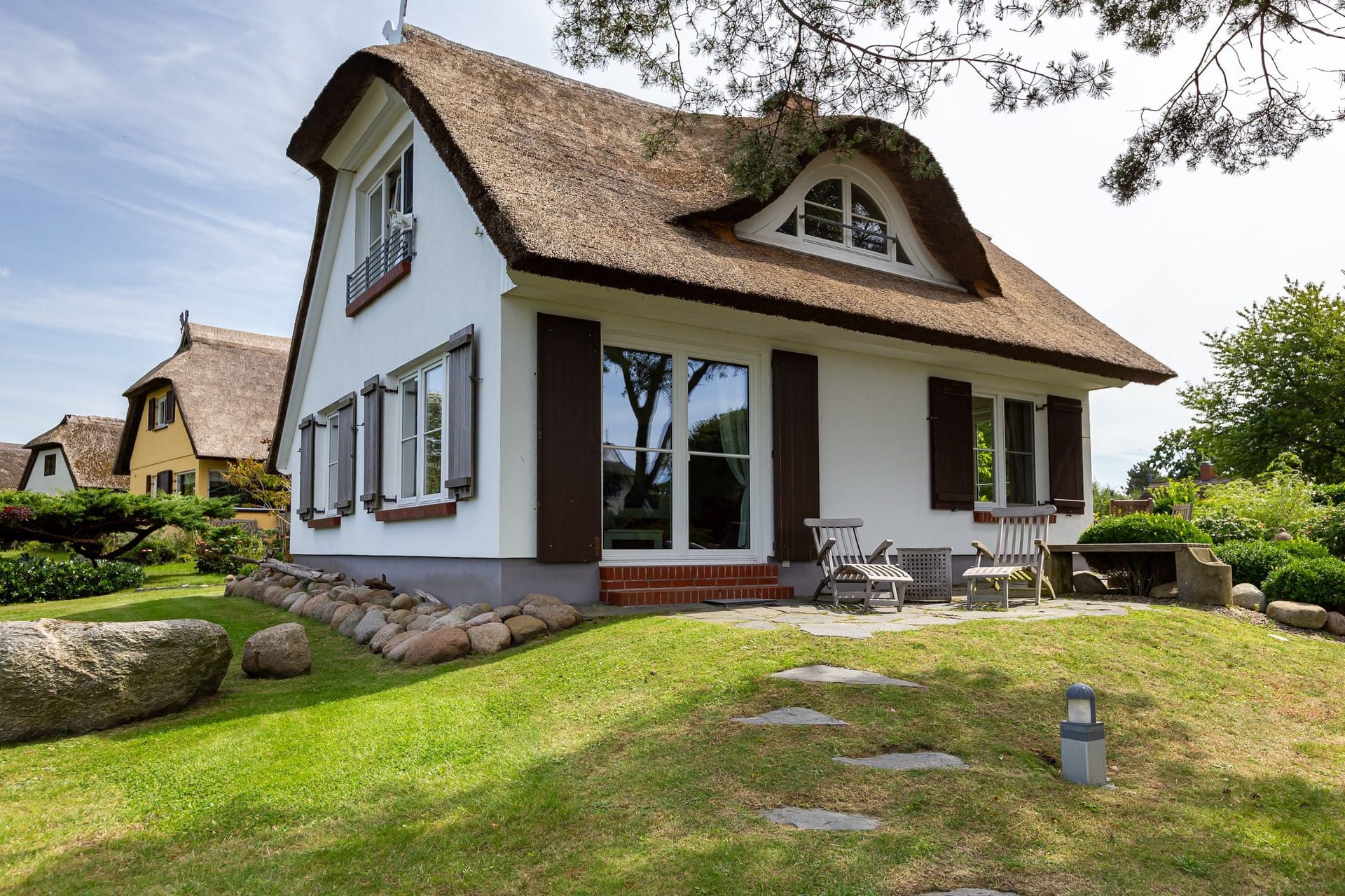 Außenansicht des Ferienhauses mit Reetdach