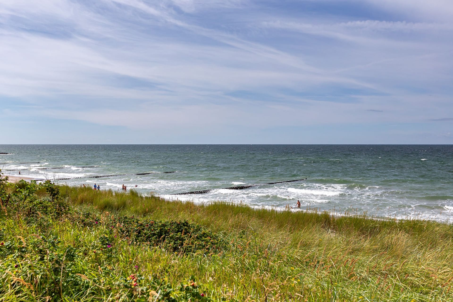 Blick auf den Sandstrand und das Meer