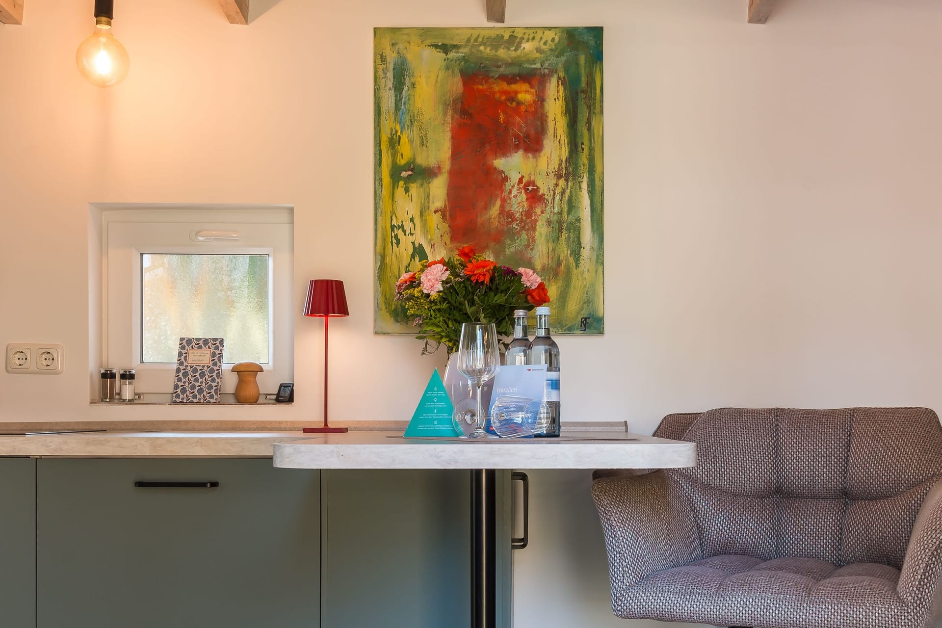 Moderne Küche mit Kunst und gemütlichem Sessel