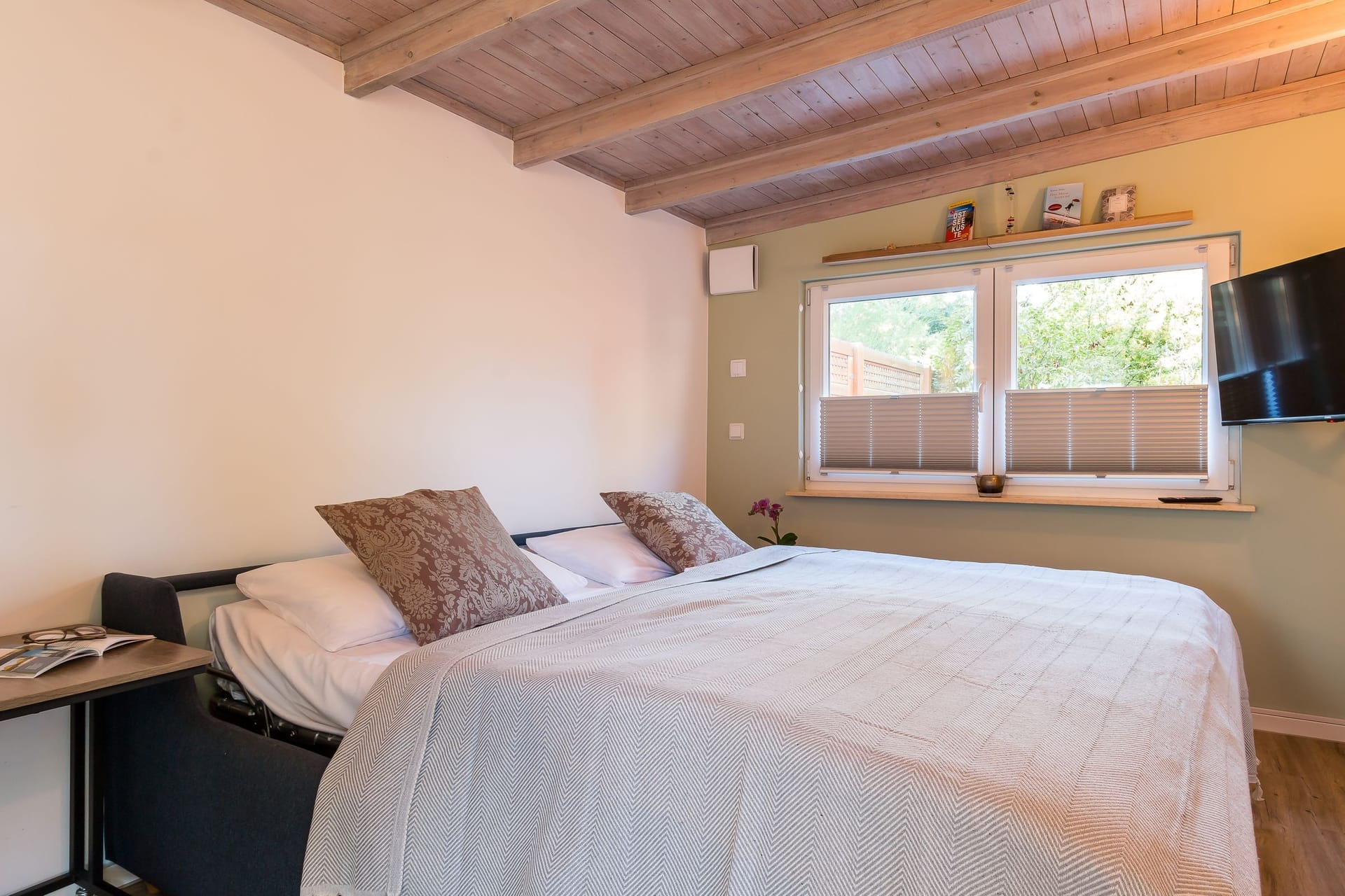 Schlafzimmer mit Doppelbett und Fenster