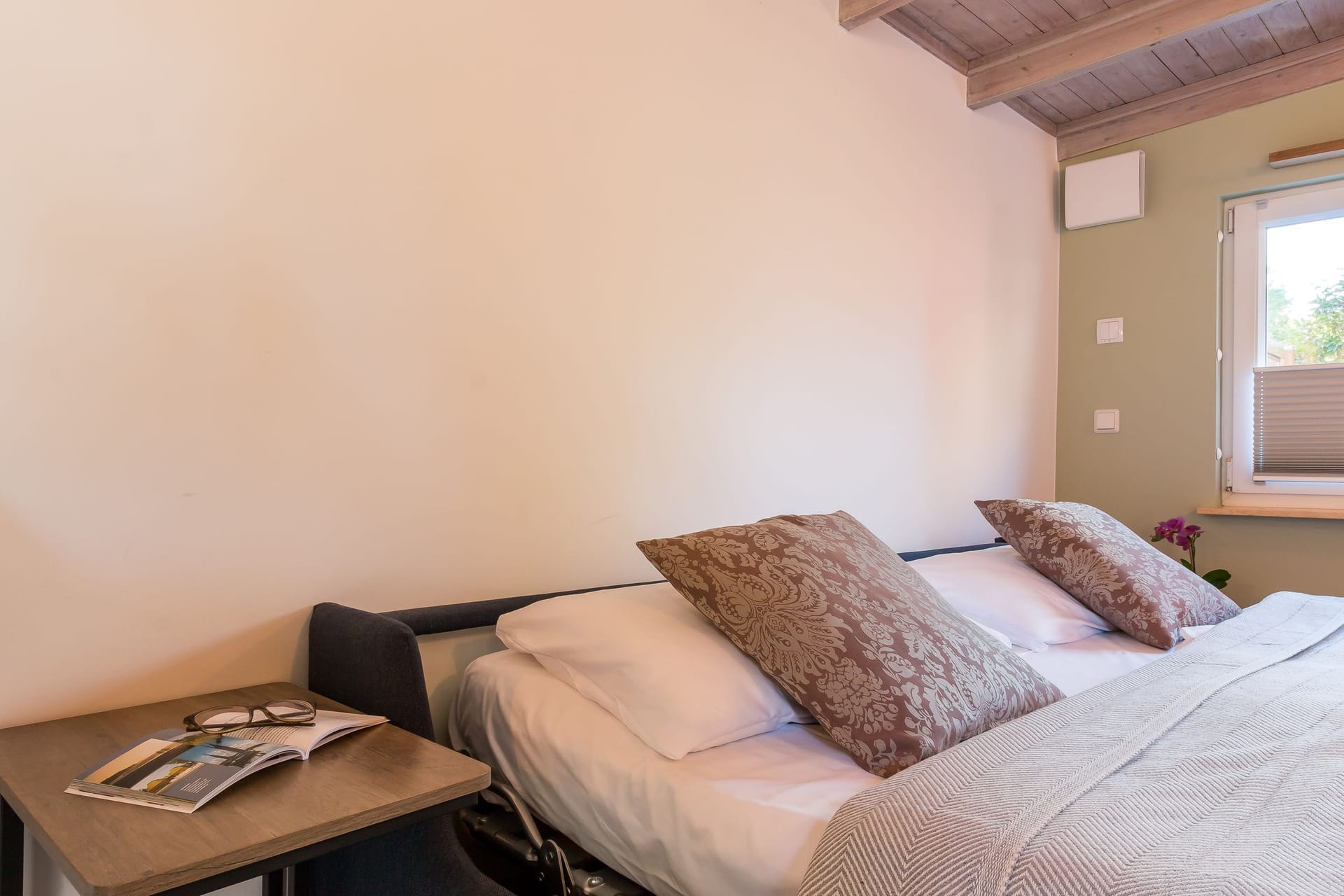 Schlafzimmer mit Einzelbetten und Nachttisch