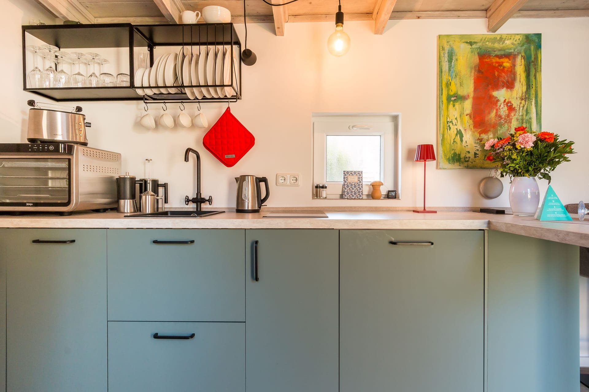 Moderne Küche mit Spüle und Haushaltsgeräten