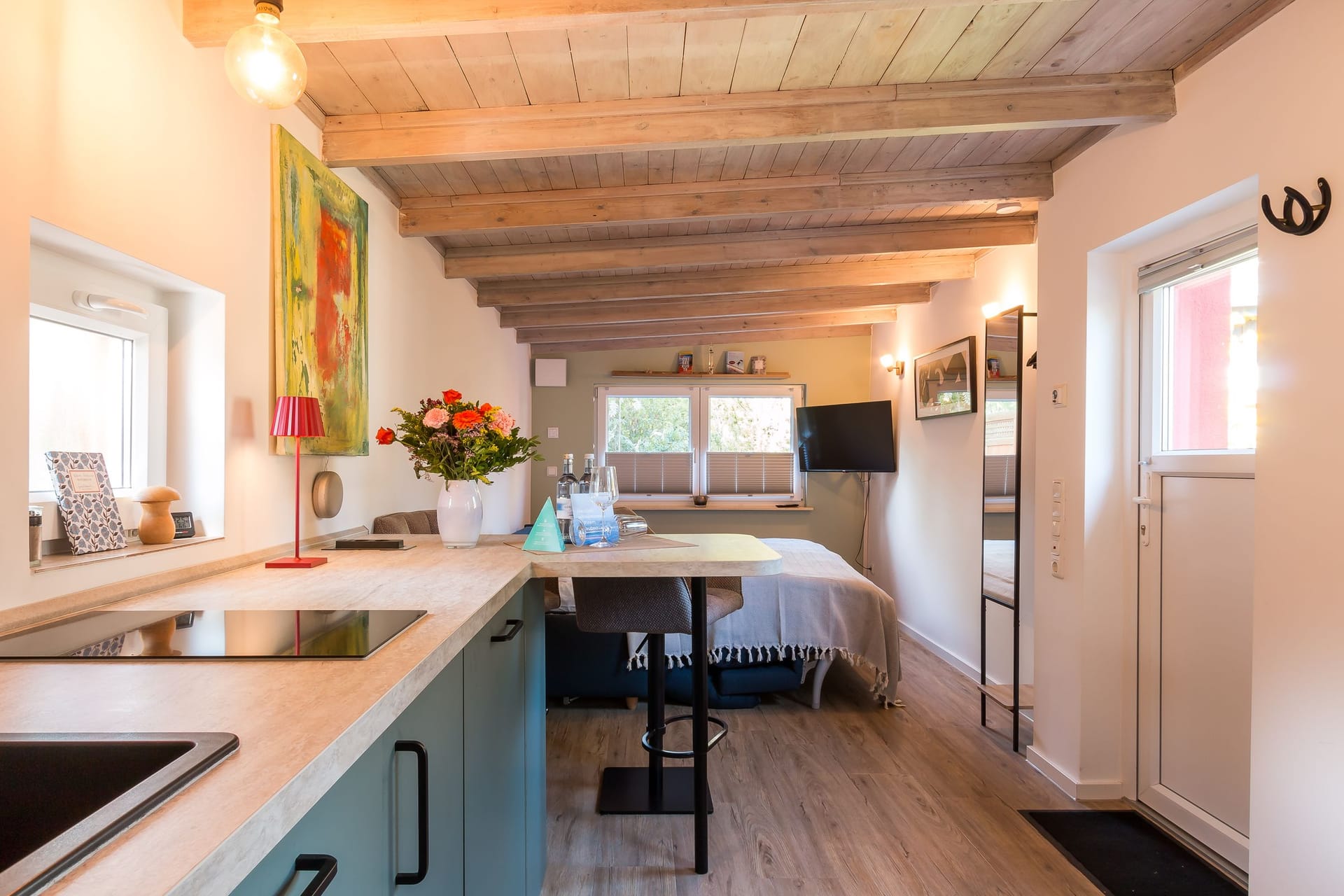 Moderne Küche mit Holzdecken und Wohnbereich