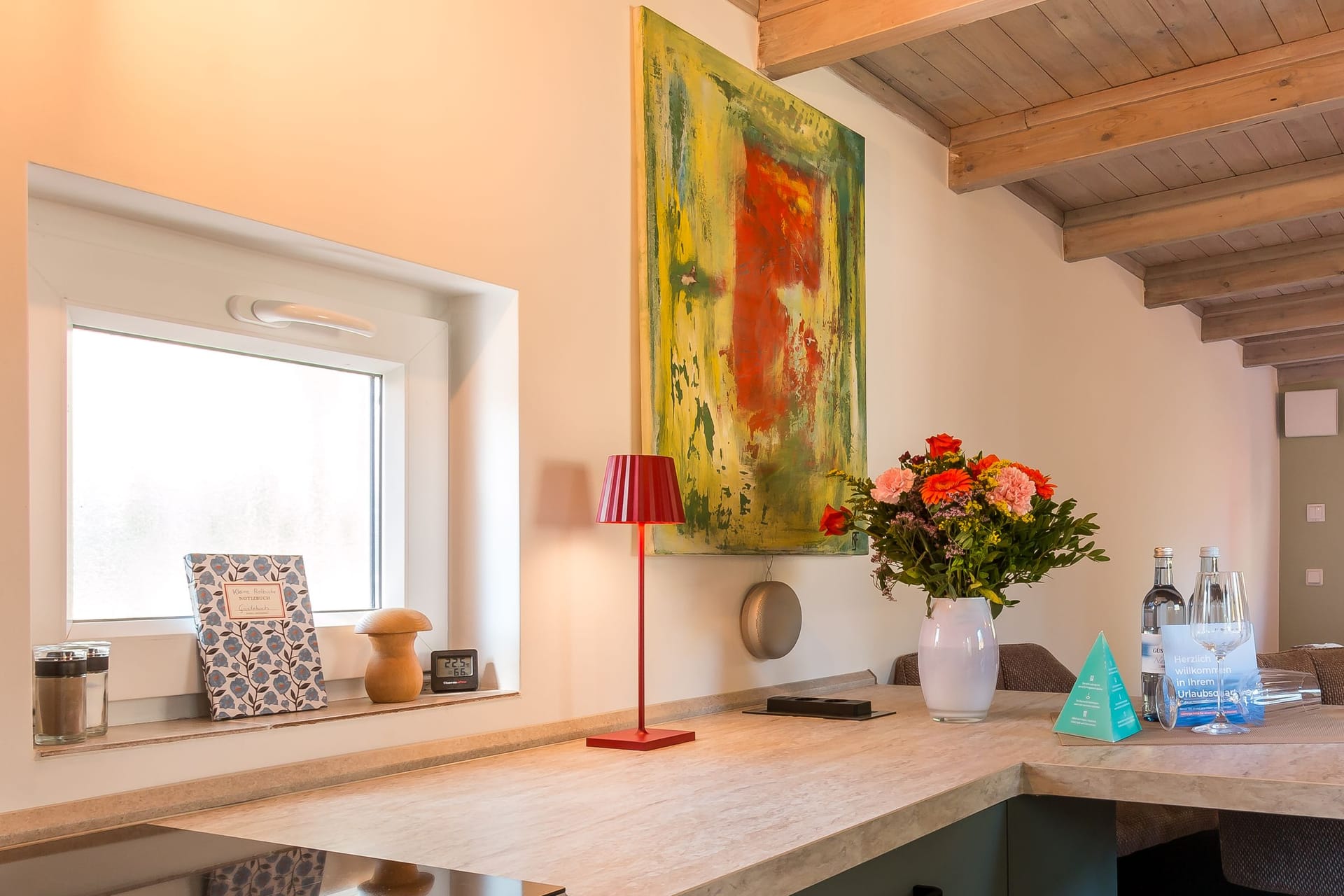 Moderne Küche mit Fenster und kreativen Dekoren