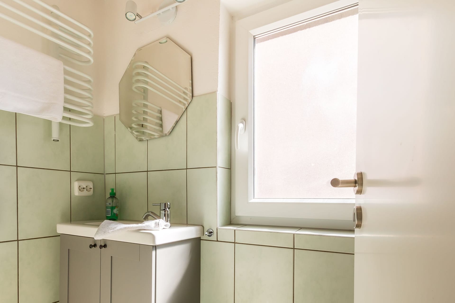 Kleines Badezimmer mit grünem Fliesendesign