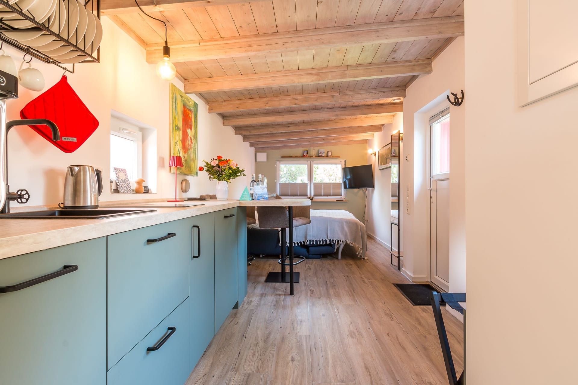 Moderne Küche mit Holzdecke