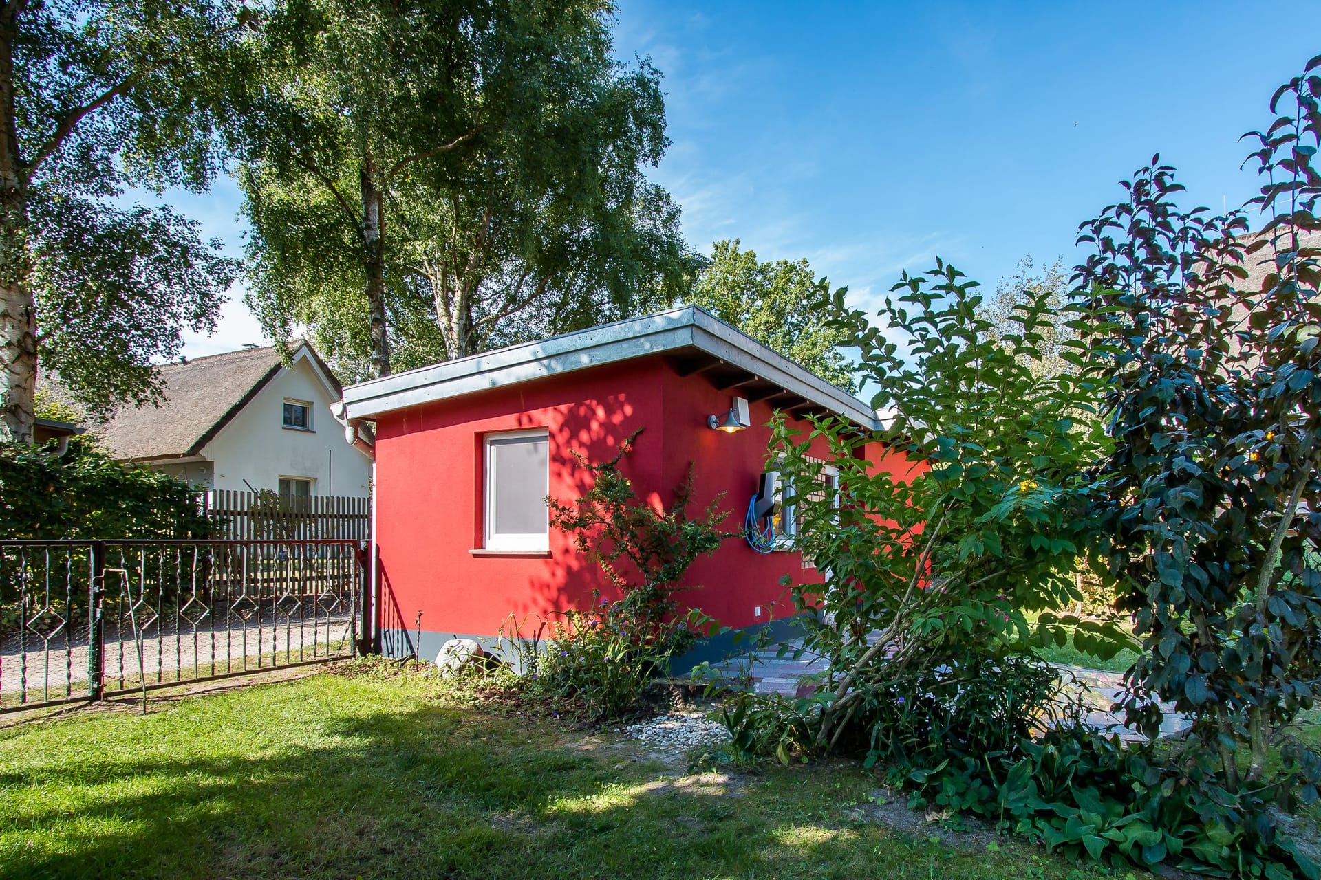 Außenansicht eines charmanten roten Ferienhauses