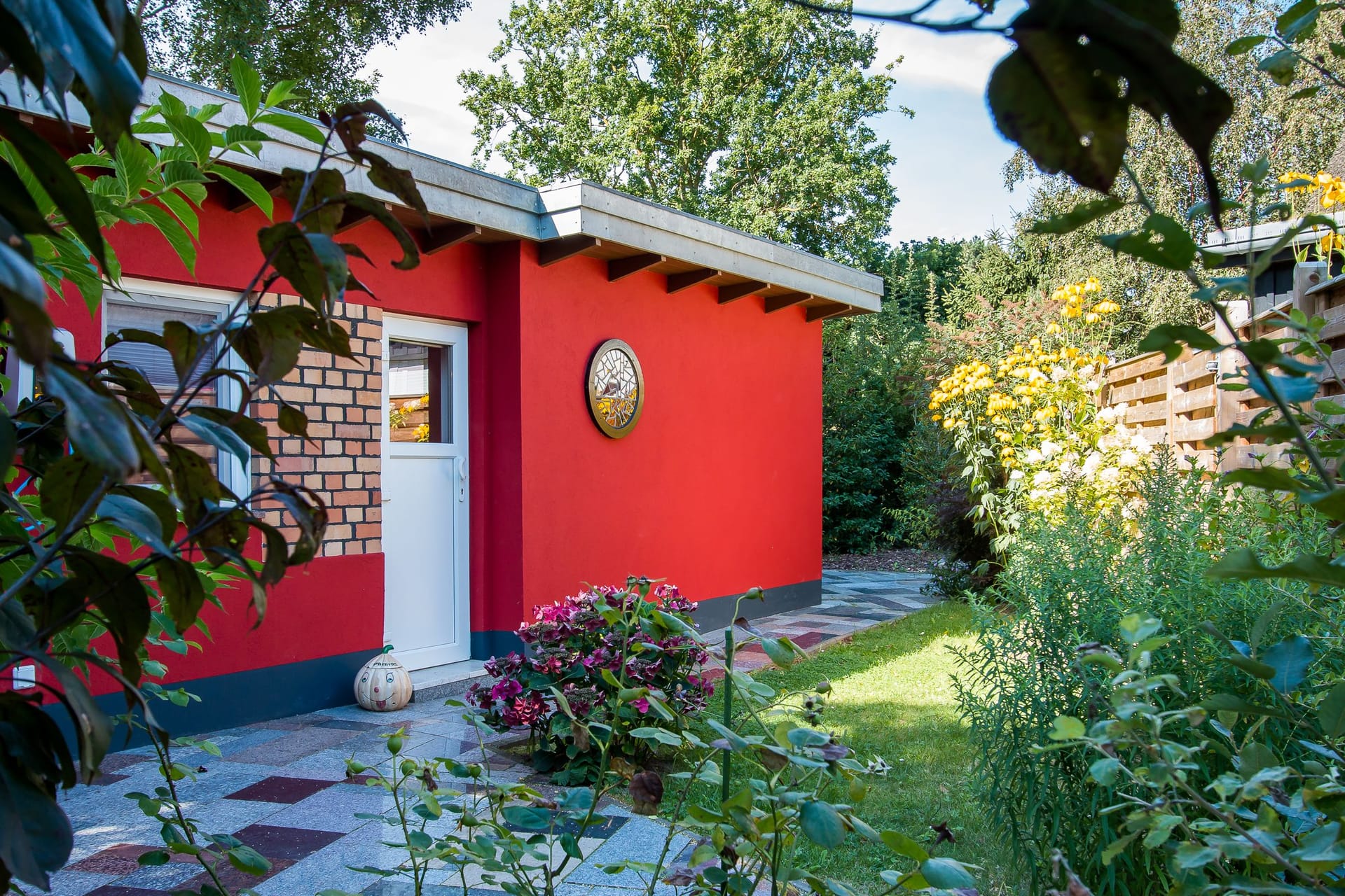 Außenansicht eines Hauses mit roter Fassade