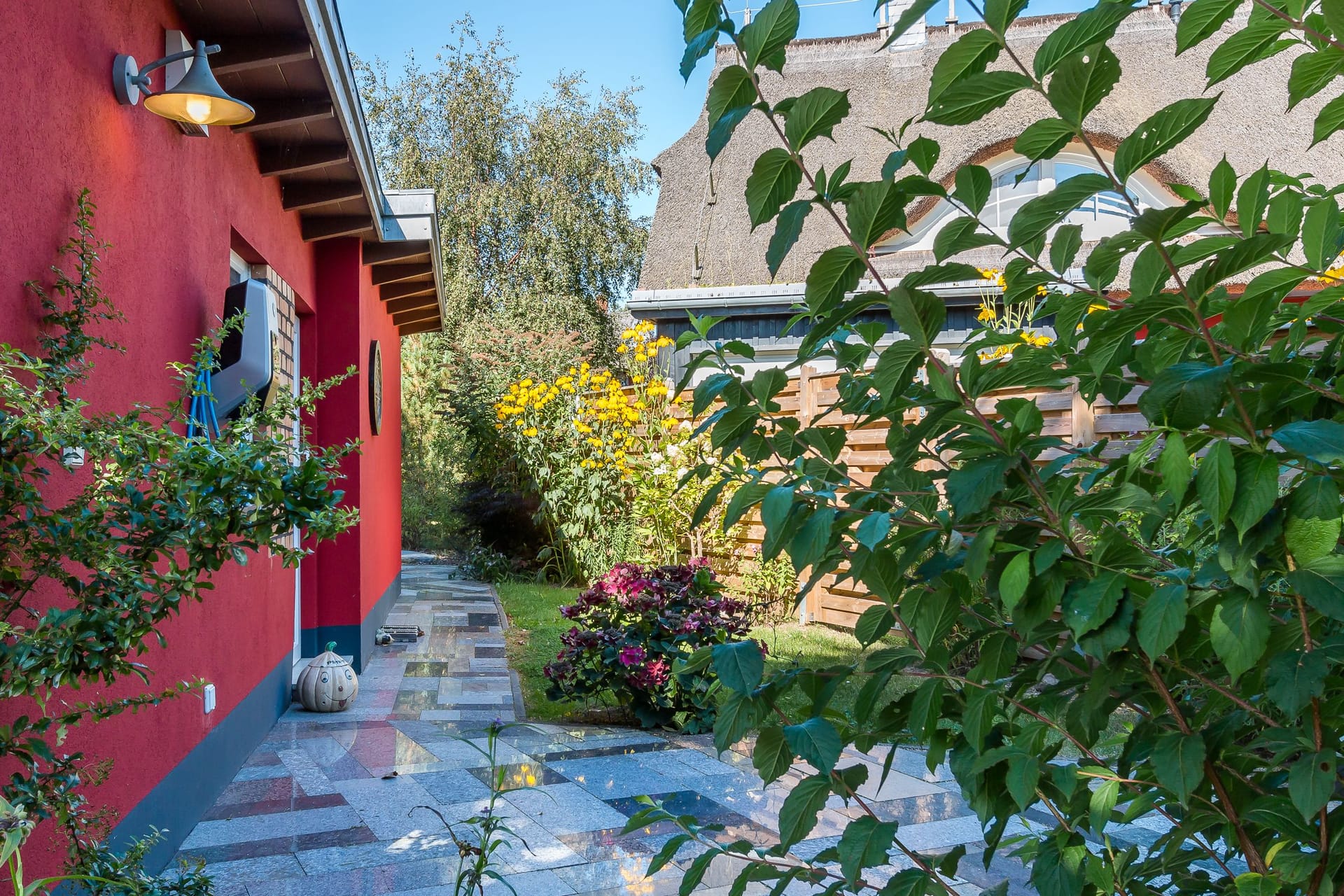 Außenansicht eines Gebäudes mit Garten und Blumen