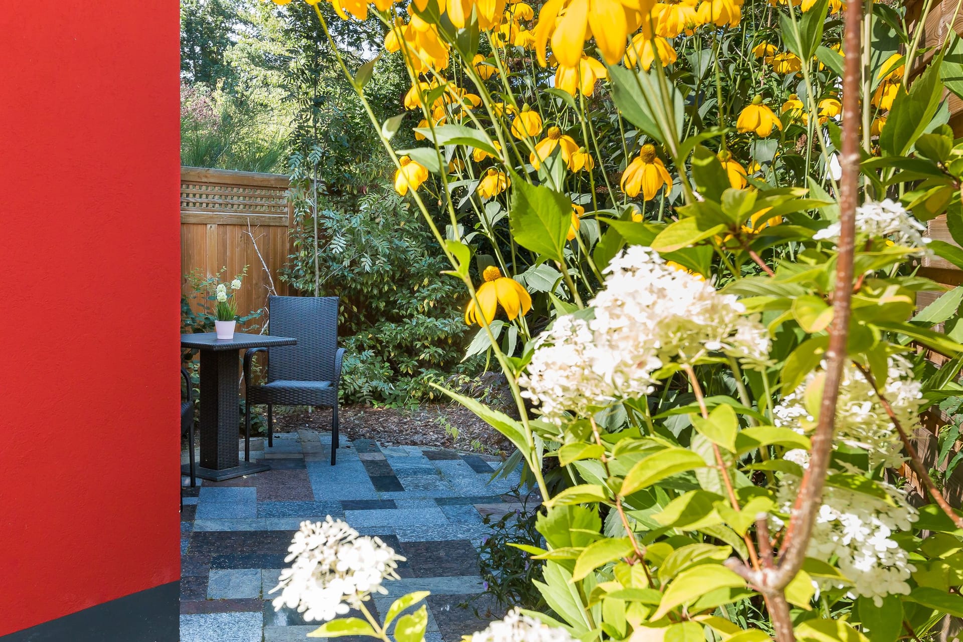 Terrasse mit Tisch und Stuhl