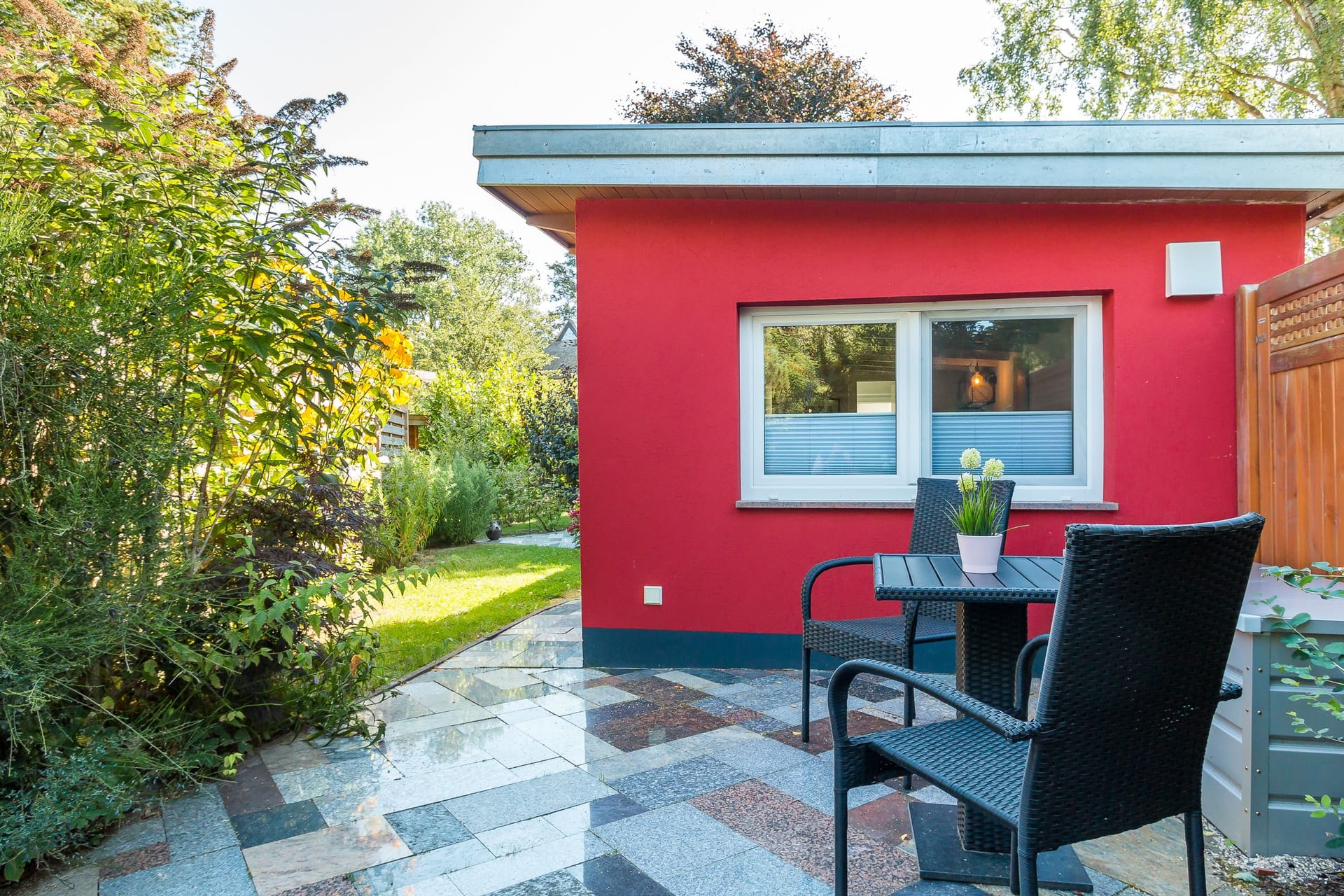 Terrasse mit Tisch und Stühlen