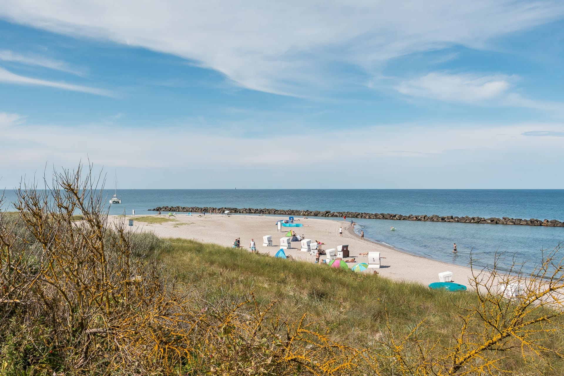 Strand mit Liegen und Meer