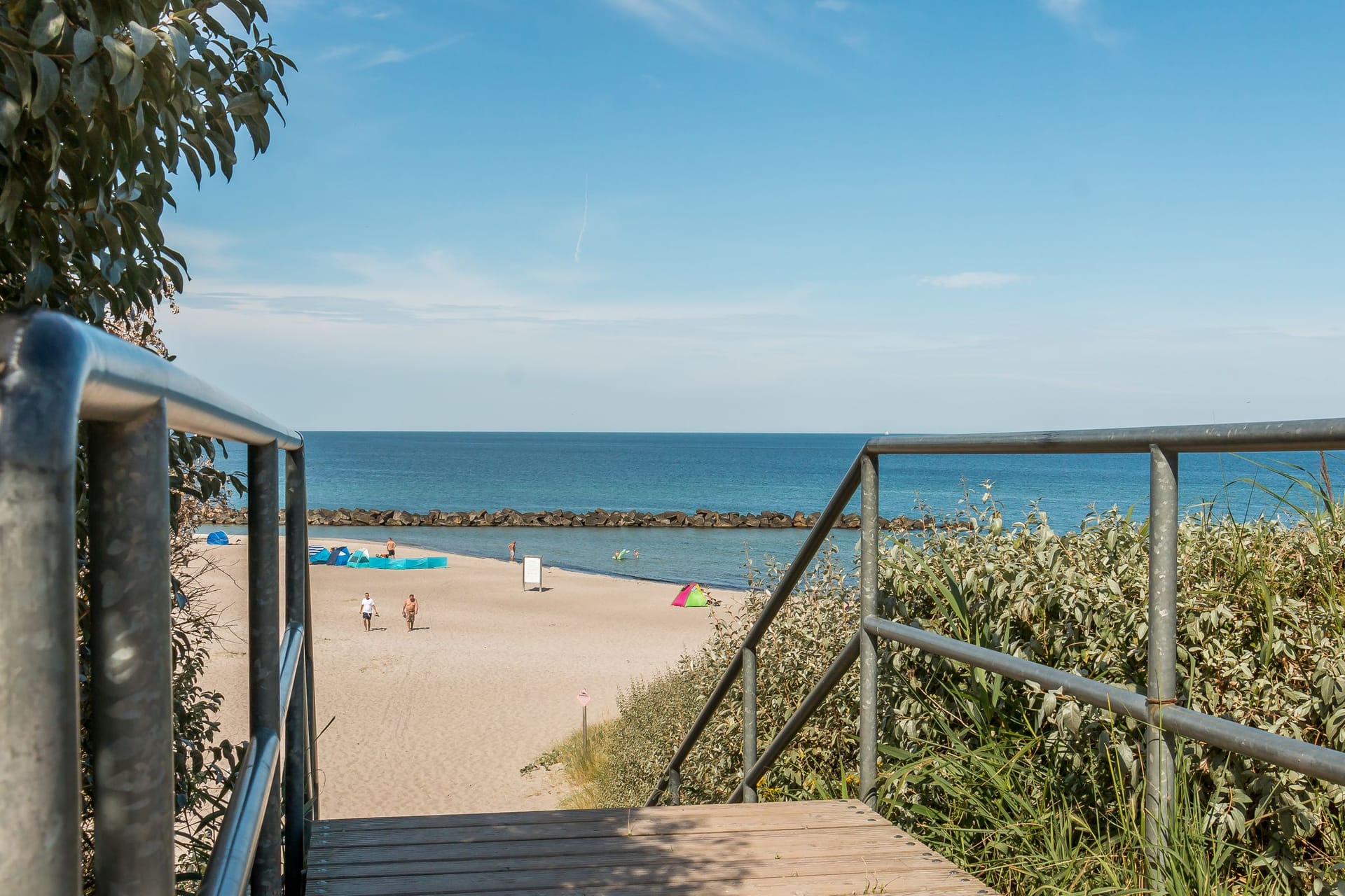 Strandblick mit Holzsteg