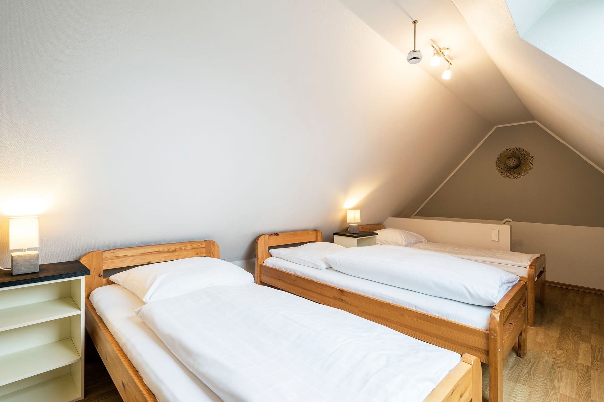 Schlafzimmer mit zwei Einzelbetten