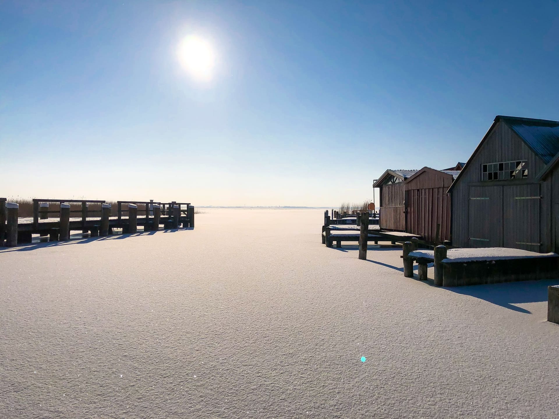 Außenansicht von Holzständerhäusern am Wasser