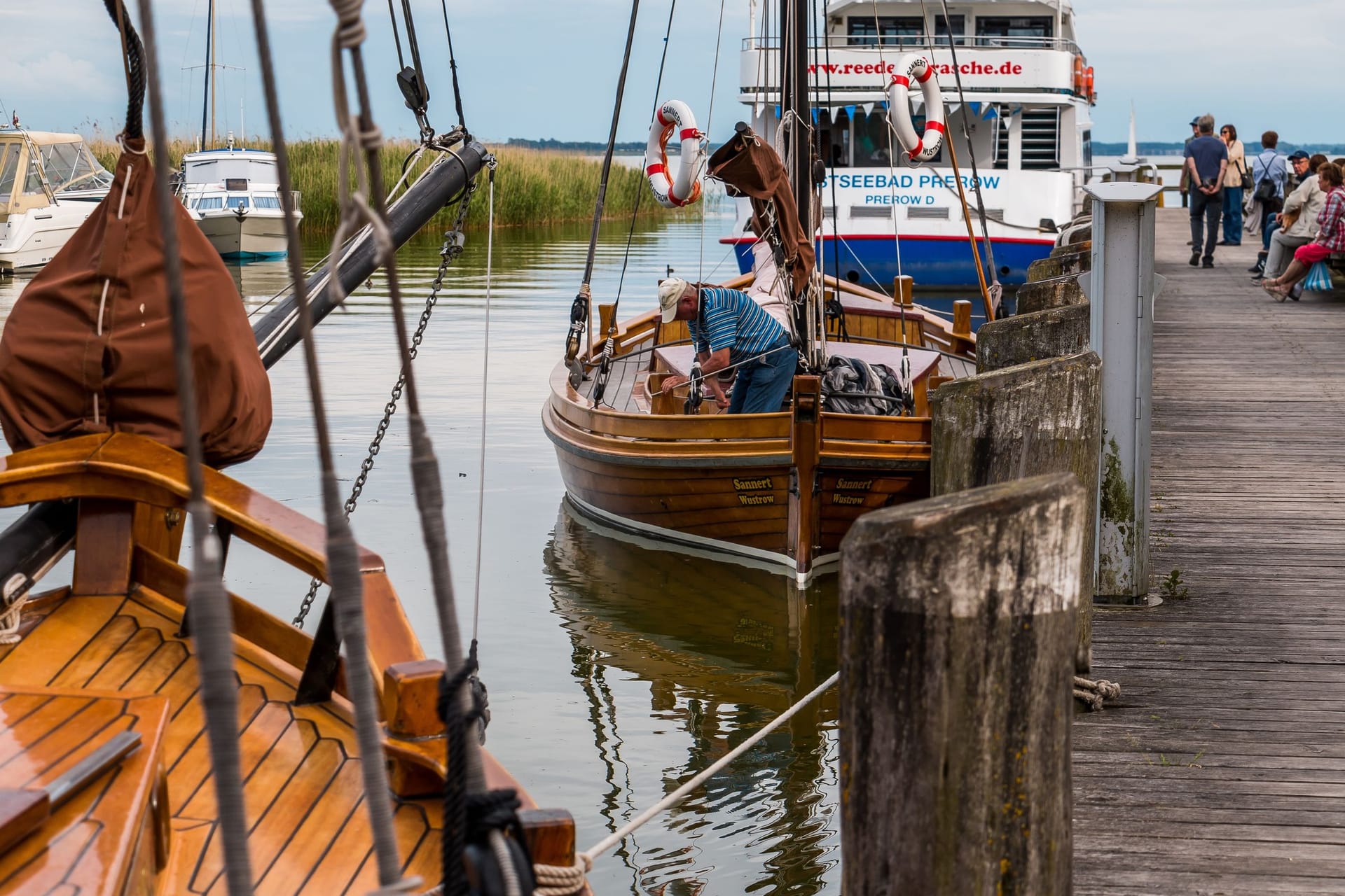 Hafenansicht mit Holzbooten und Holzsteg