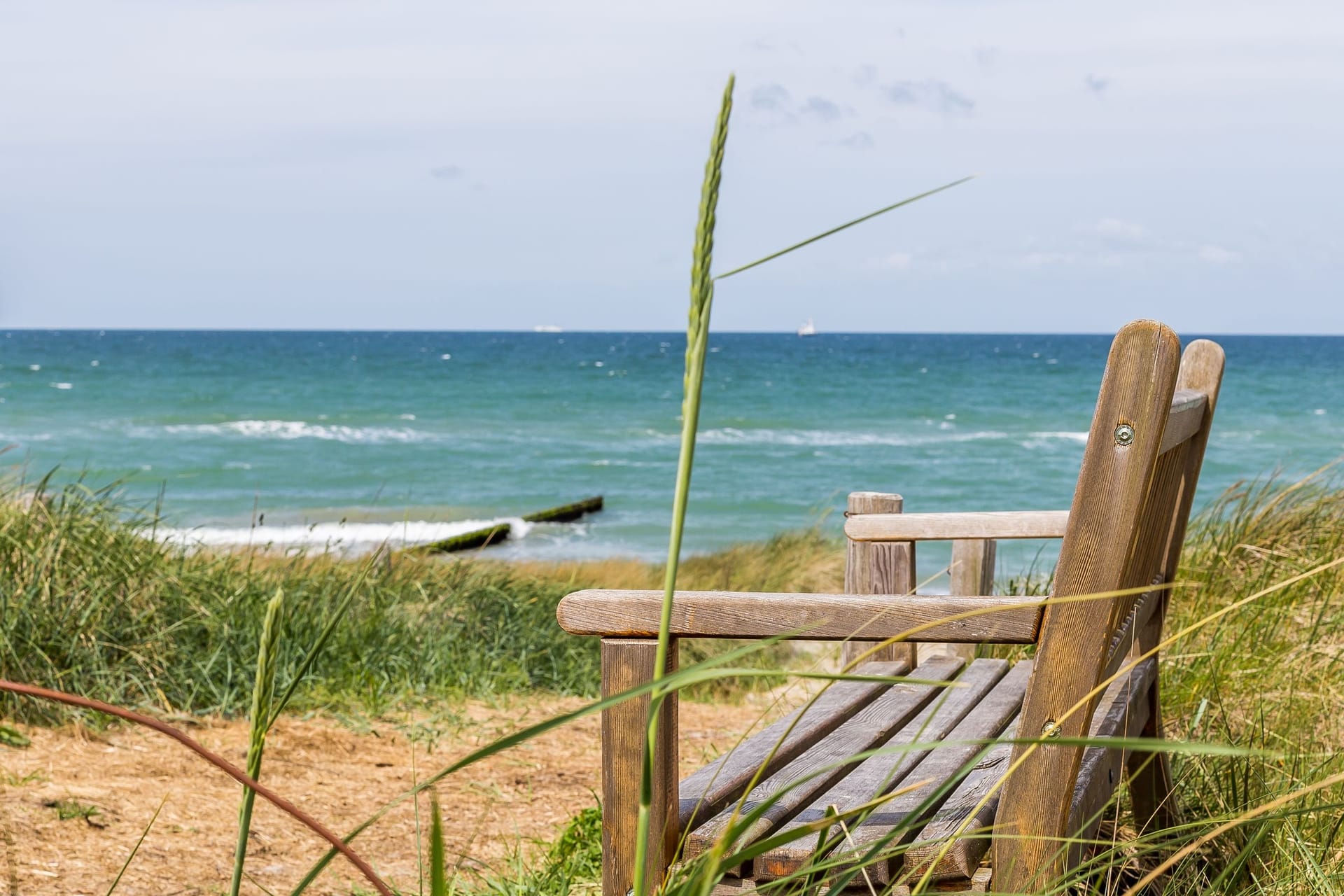 Holzbank am Strand mit Blick auf das Meer