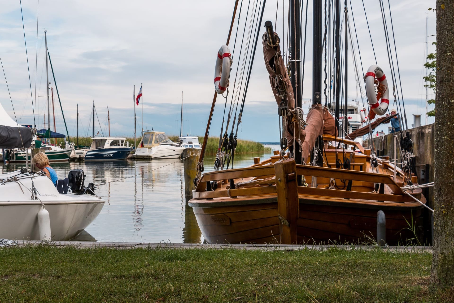 Hafenszene mit Holzschiff und Booten