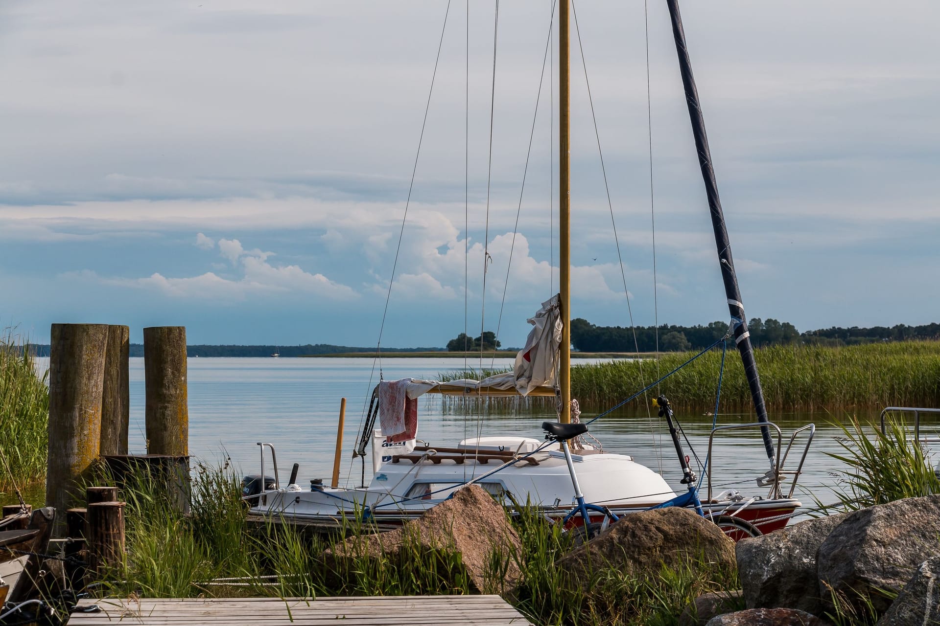 Boote am Strand mit Schilf im Hintergrund