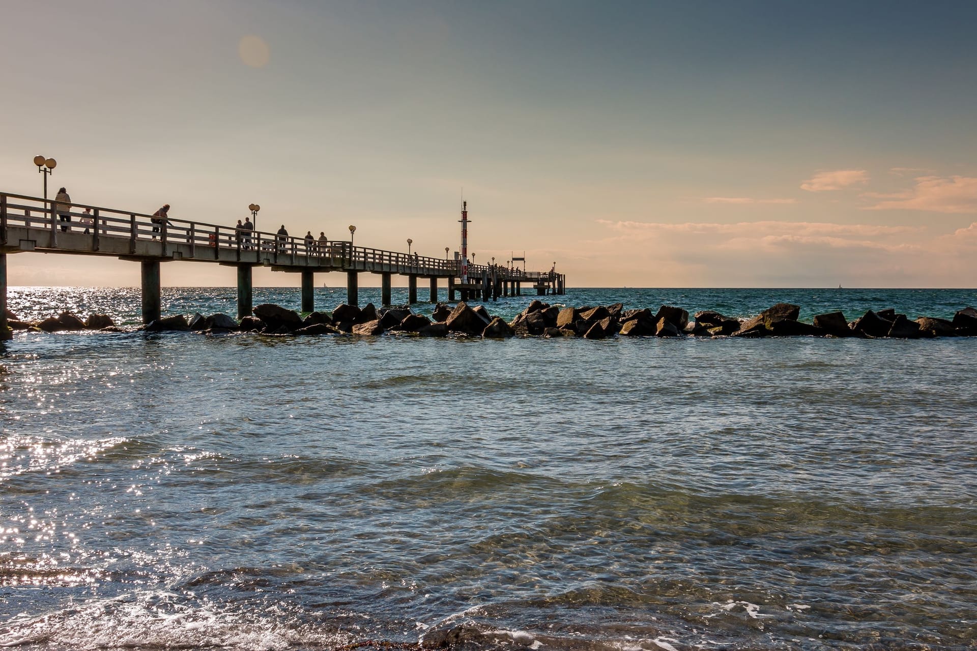 Pier mit Blick auf den Strand und das Meer