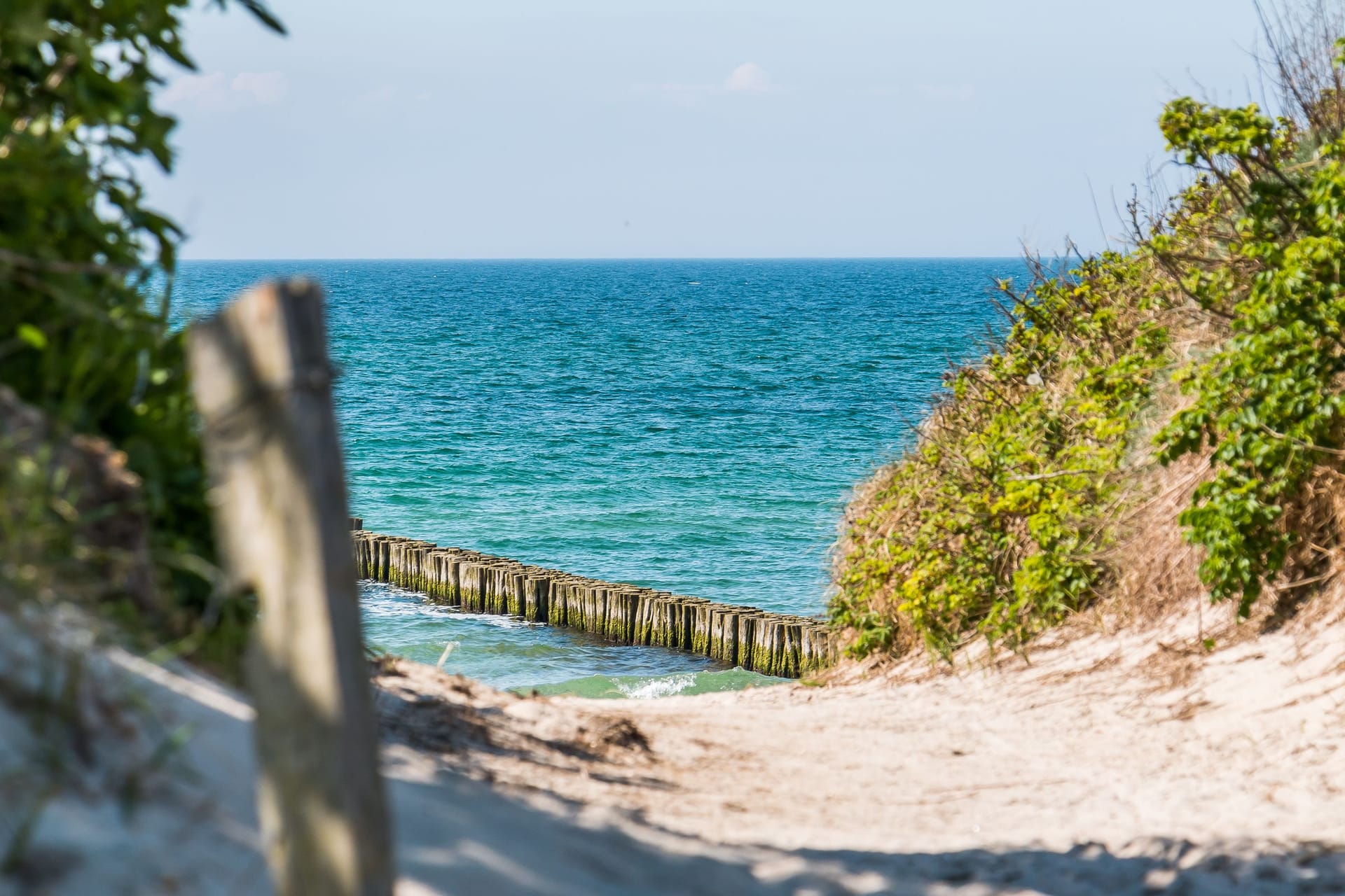 Blick auf den idyllischen Strand mit Holzbohlen