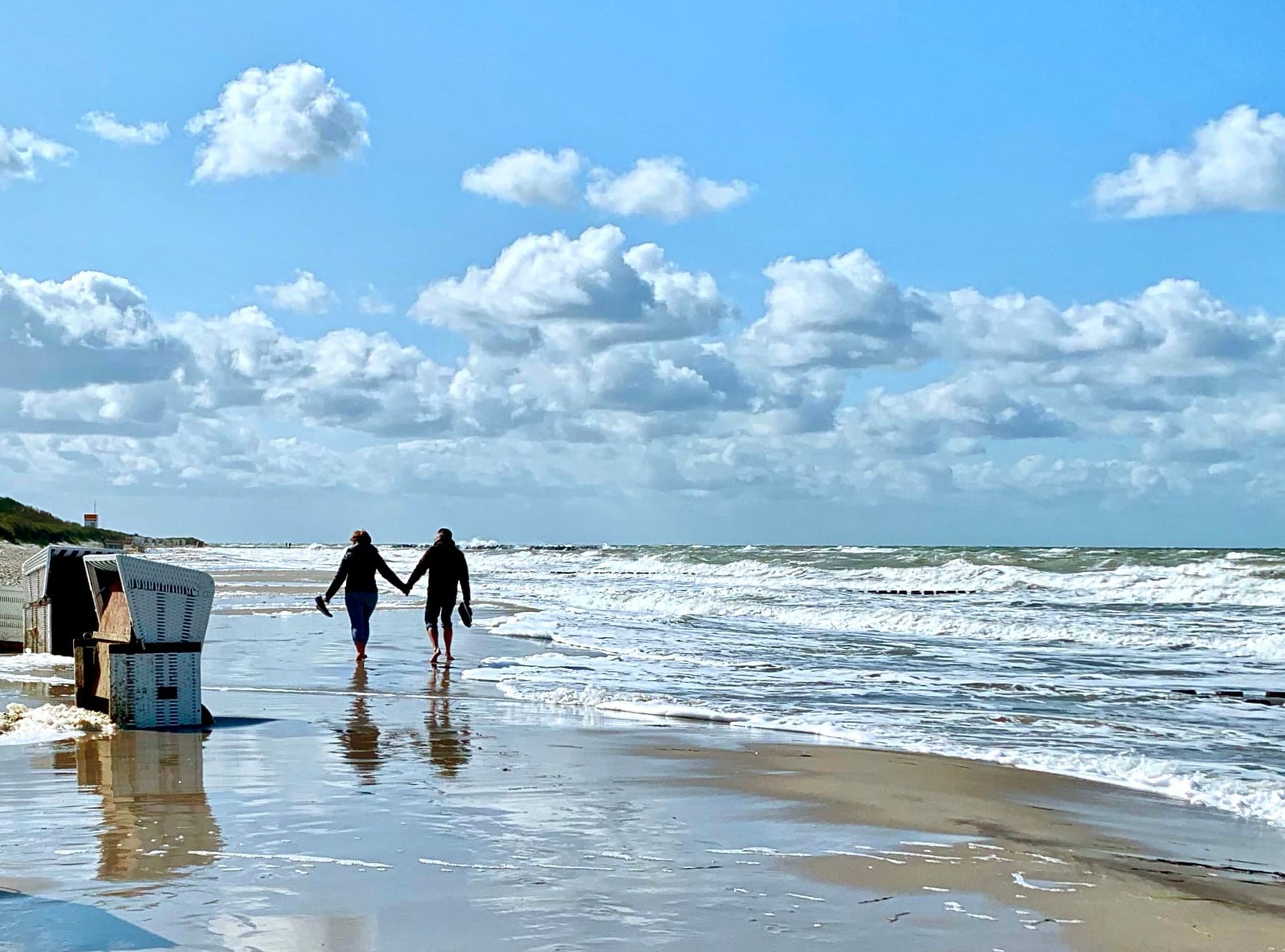 Strand mit Paar und klar blauem Himmel